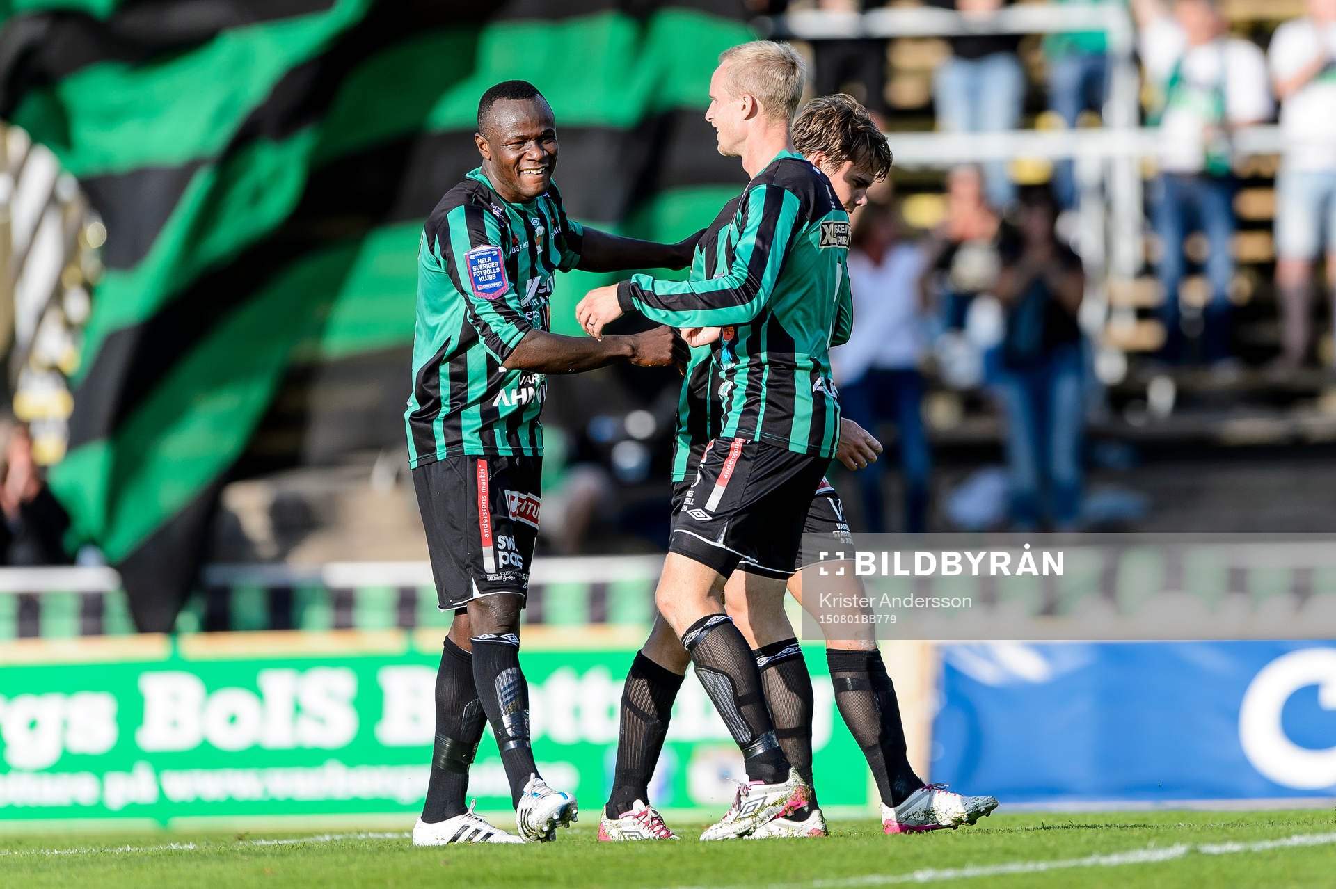 Varbergs Nsima Peter (v) gör 3-0 och gratuleras av Pär Asp