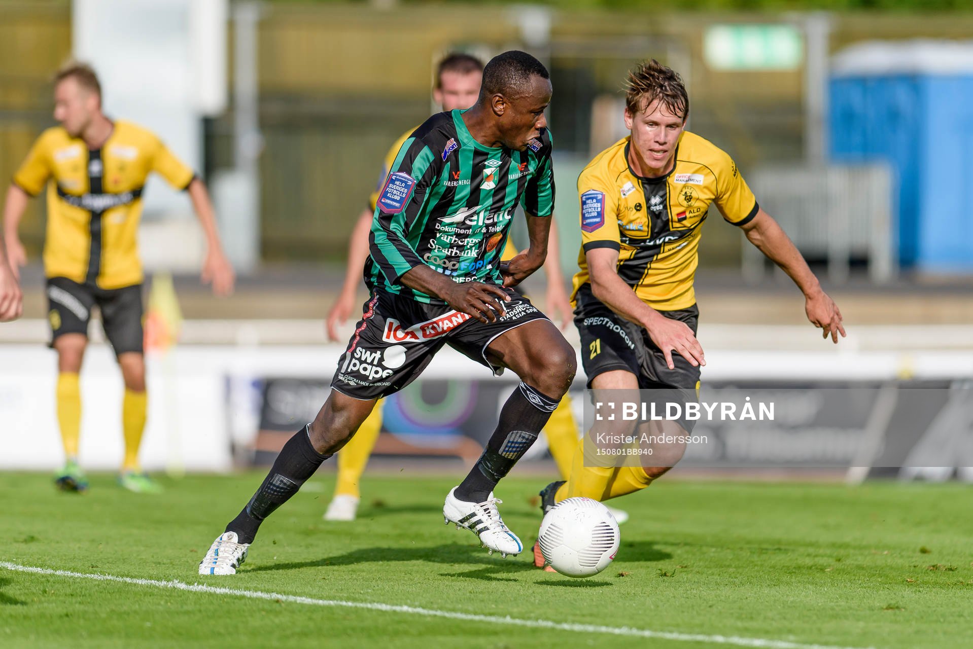 Varbergs Nsima Peter och Frej Täbys Philip Wiström under fotbollsmatchen i Superettan mellan Varberg och Frej Täby den 1 augusti 2015 i Varberg.