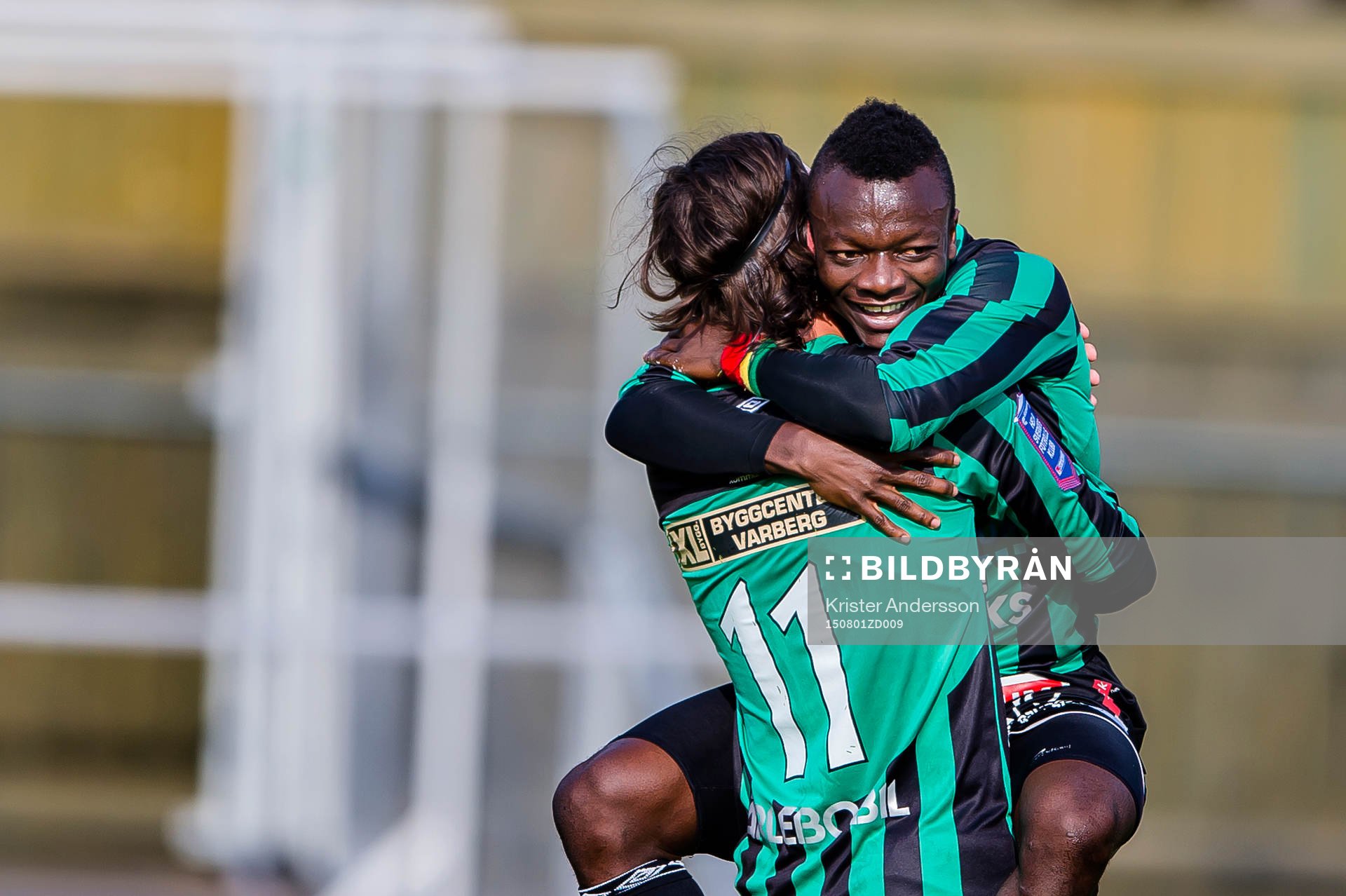 Varbergs Thomas Boakye (h) har gjort 2-0 och gratuleras av