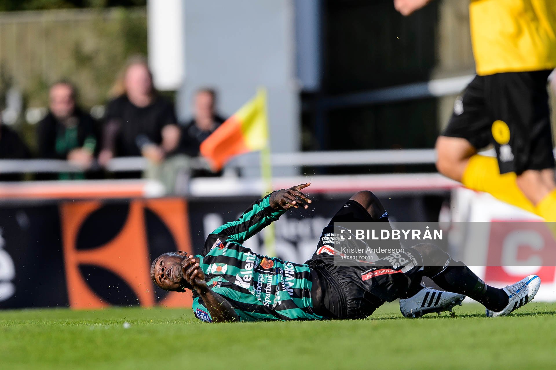 Varbergs Nsima Peter ser bollen rulla in till 4-0