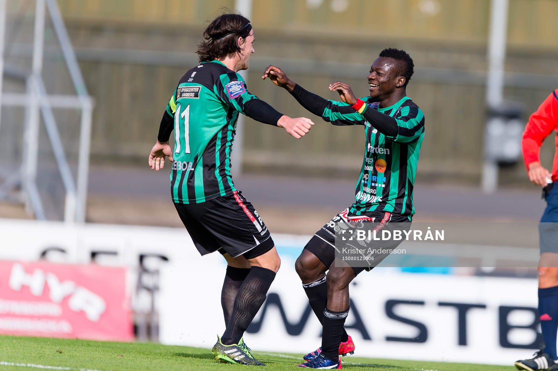 Varbergs Thomas Boakye (h) har gjort 2-0 och gratuleras av
