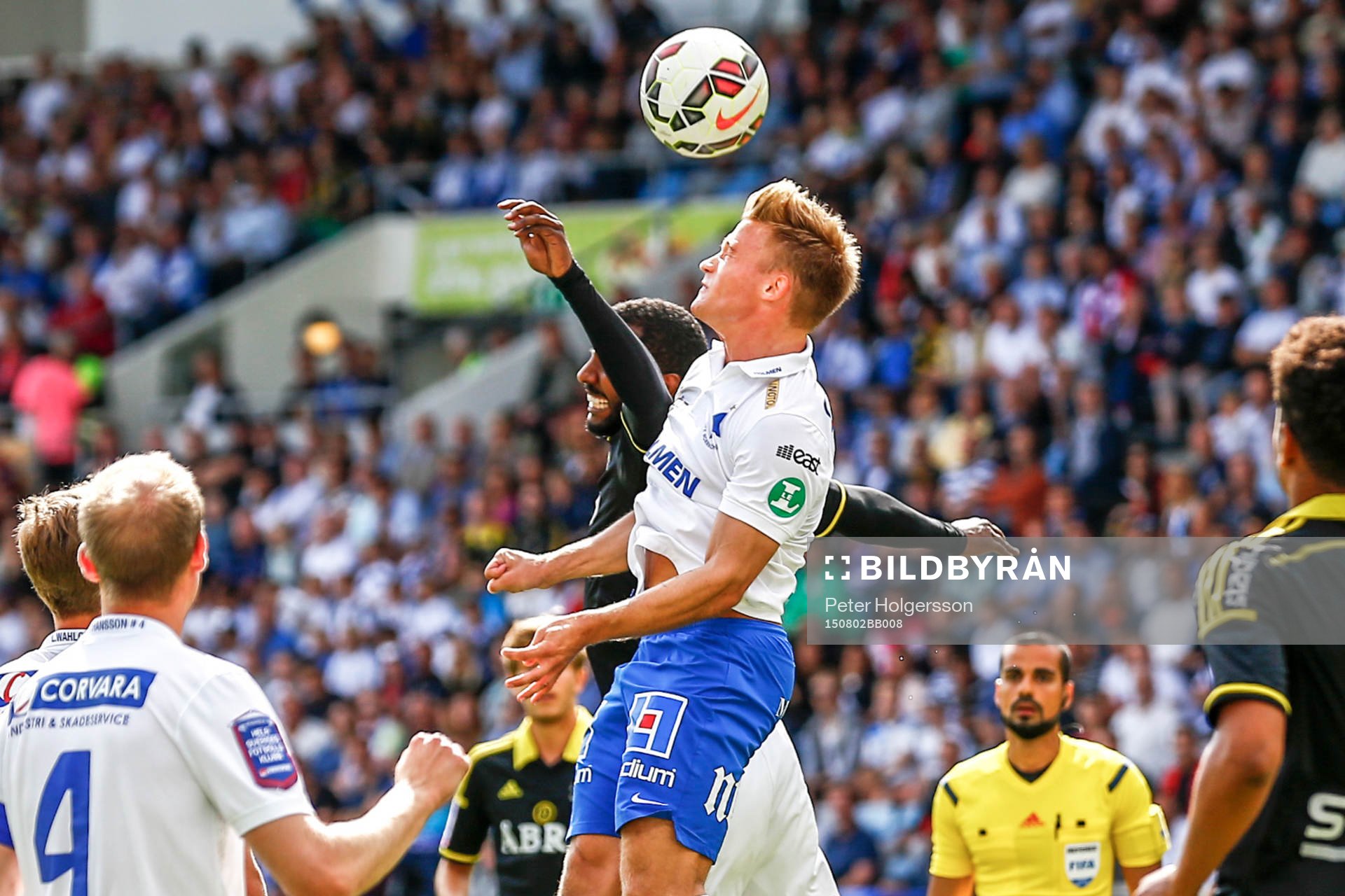 Norrköpings Nicklas Bärkroth  i en nickduell