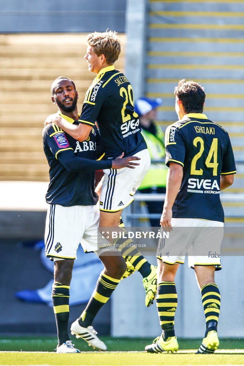 AIK:s spelare firar 0-2 av Henok Goitom under fotbollsmatchen i Allsvenskan mellan Norrköping och AIK den 02 augusti 2015 i Norrköping.