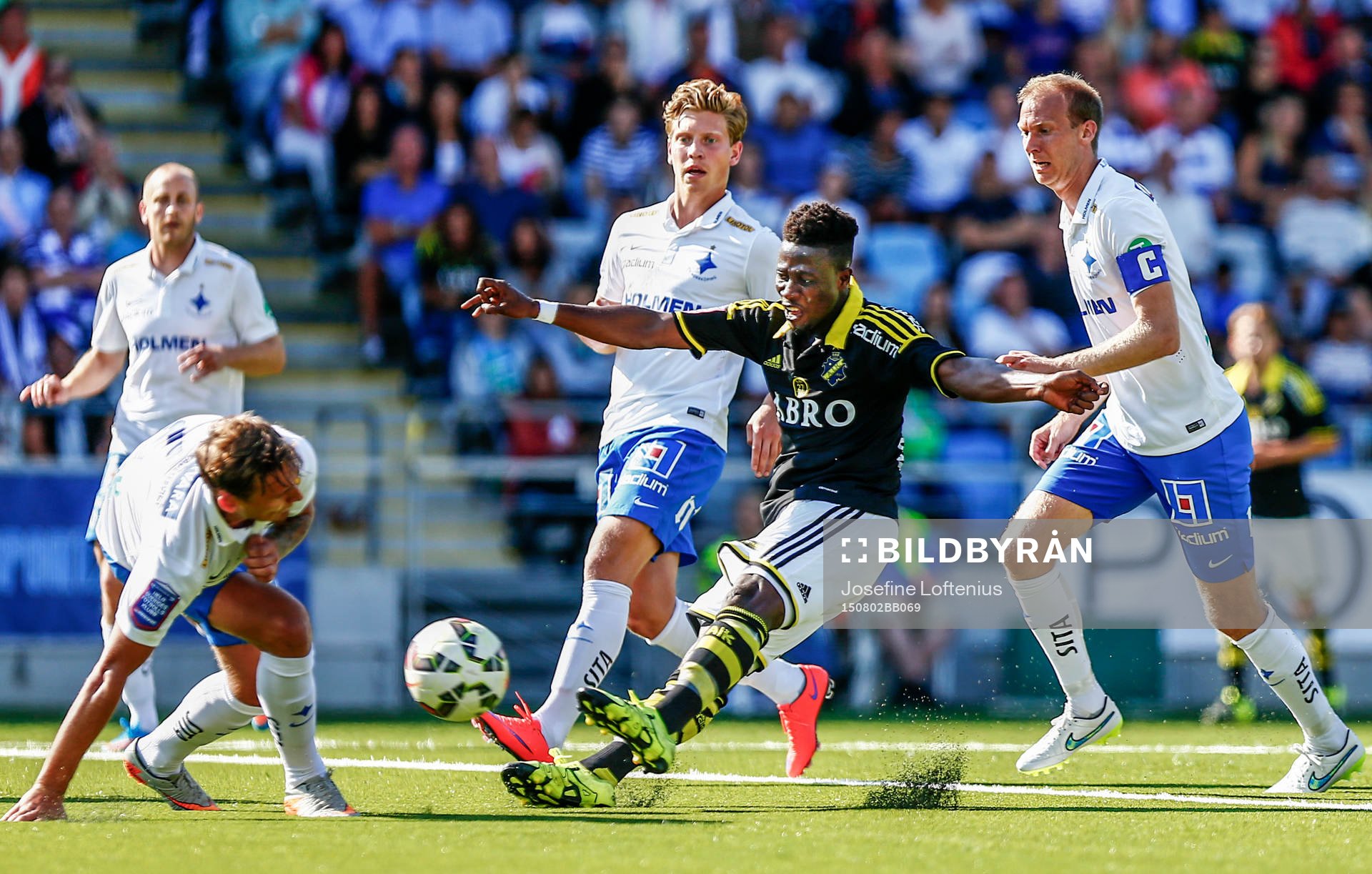 s Ebenezer Ofori missar skott mot mål