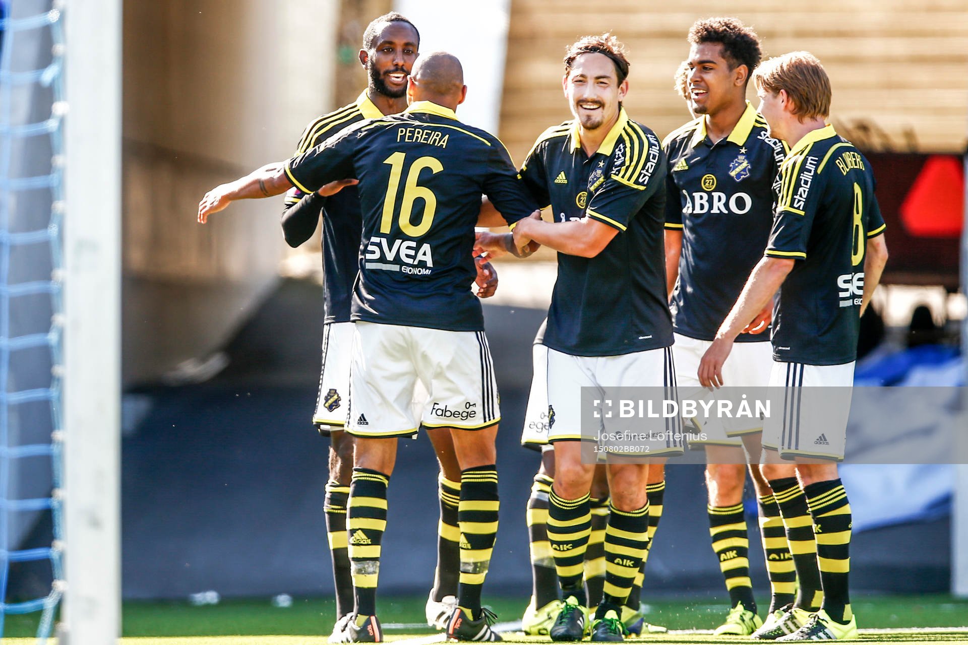 AIK:s spelare firar 0-2 med målskytten Henok Goitom, tv, under fotbollsmatchen i Allsvenskan mellan Norrköping och AIK den 02 augusti 2015 i Norrköping.