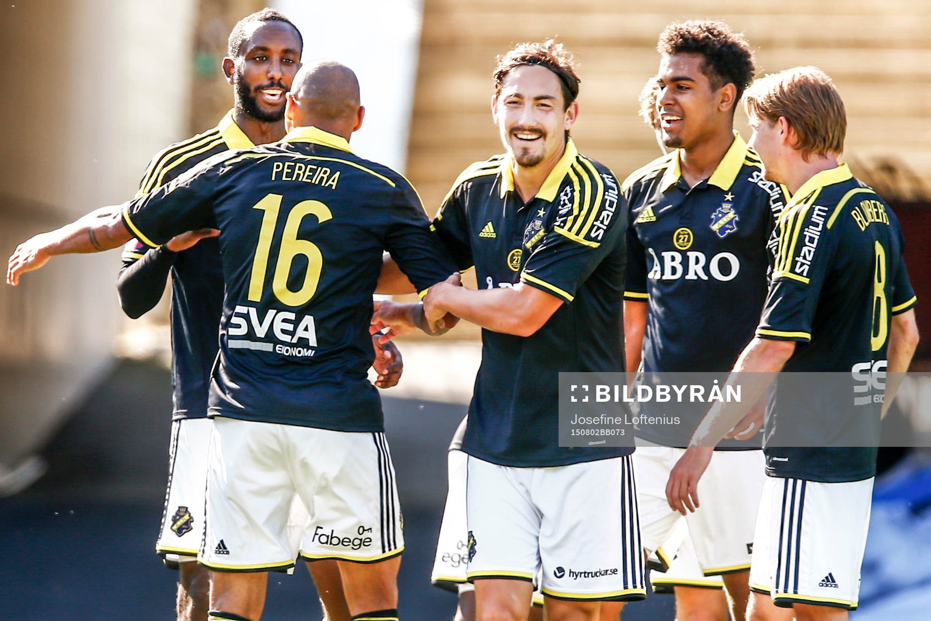 AIK:s spelare firar 0-2 med målskytten Henok Goitom, tv, under fotbollsmatchen i Allsvenskan mellan Norrköping och AIK den 02 augusti 2015 i Norrköping.