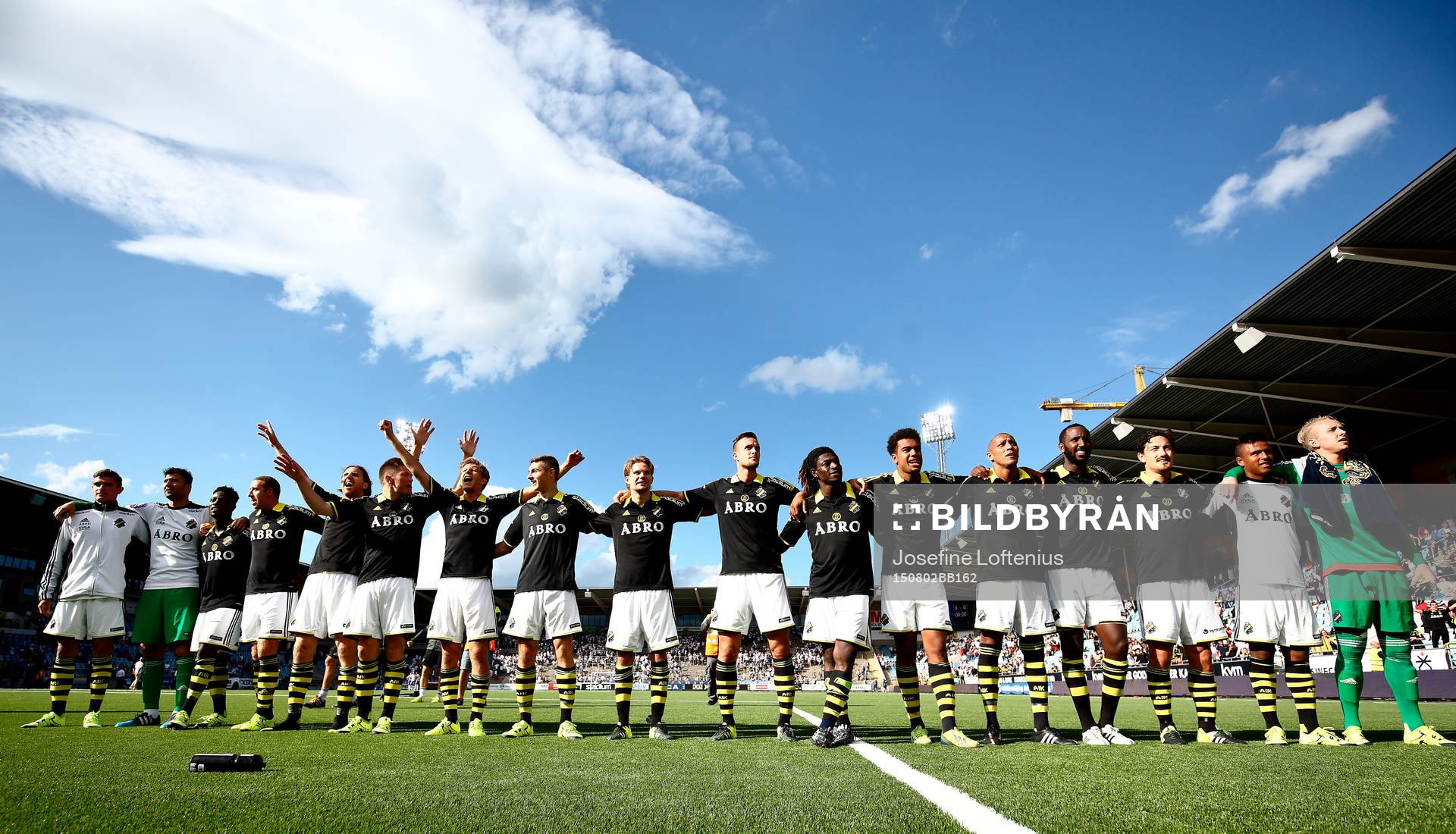 AIK firar efter fotbollsmatchen i Allsvenskan mellan Norrköping och AIK den 02 augusti 2015 i Norrköping.
