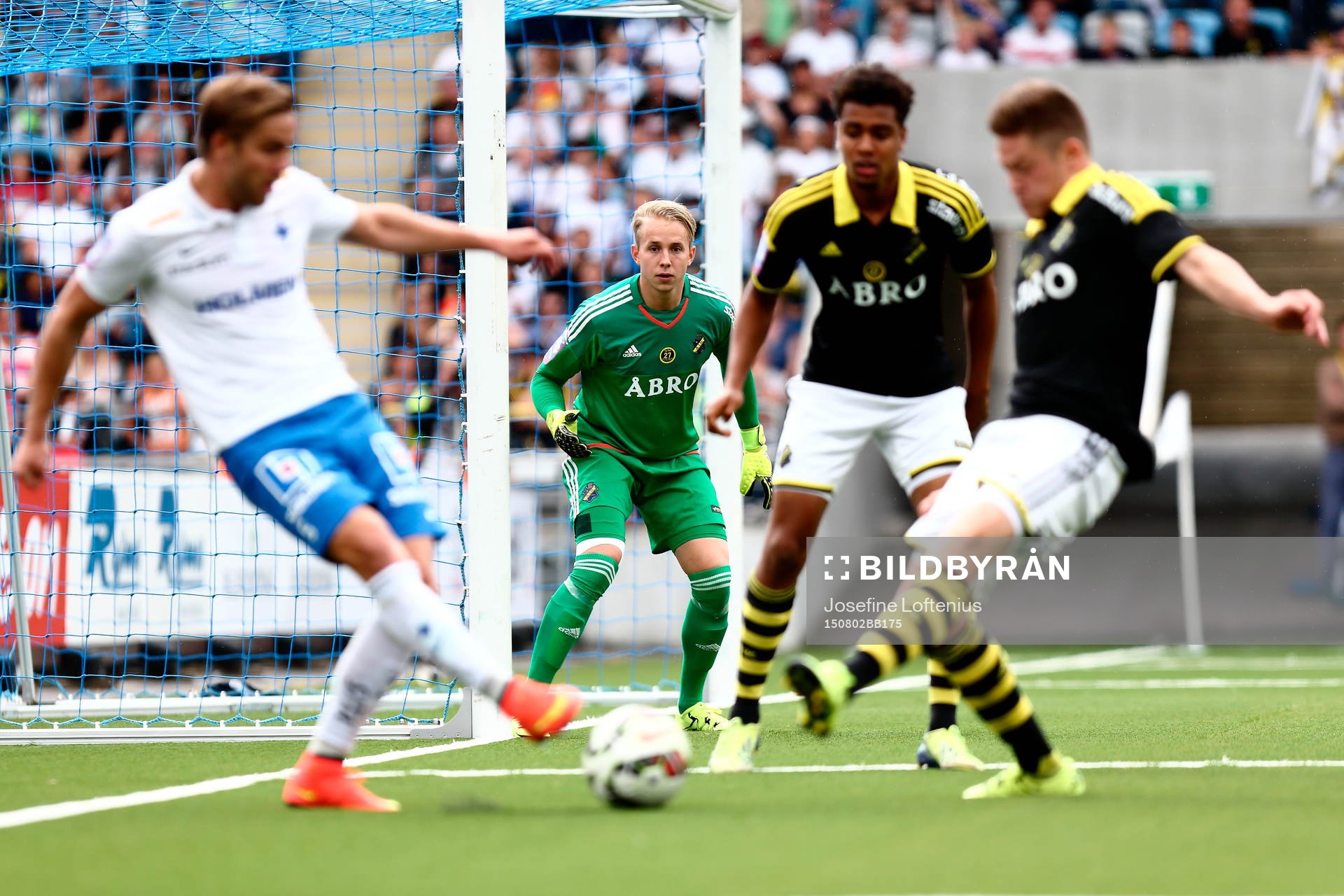 s målvakt Patrik Carlgren ser på när Norrköpings