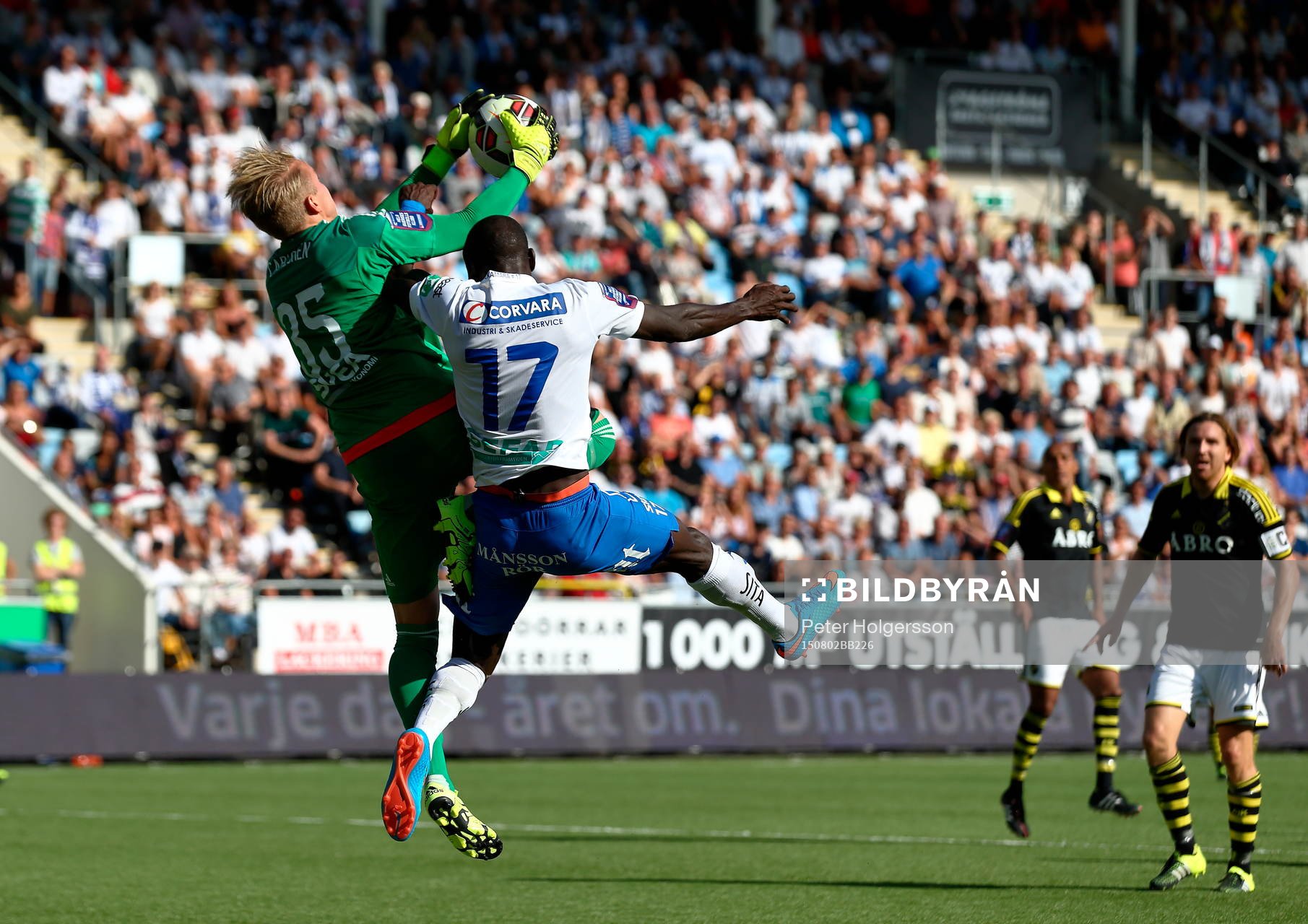 s målvakt Patrik Carlgren och Norrköpings Alhaji Kamara