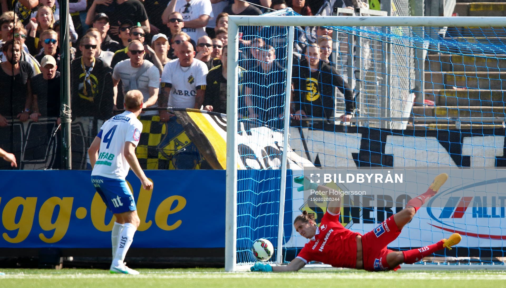 Mål av AIK:s Henok Goitom förbi Norrköpings målvakt David Mitov Nilsson framför AIK:s supporters under fotbollsmatchen i Allsvenskan mellan Norrköping och AIK den 02 augusti 2015 i Norrköping.