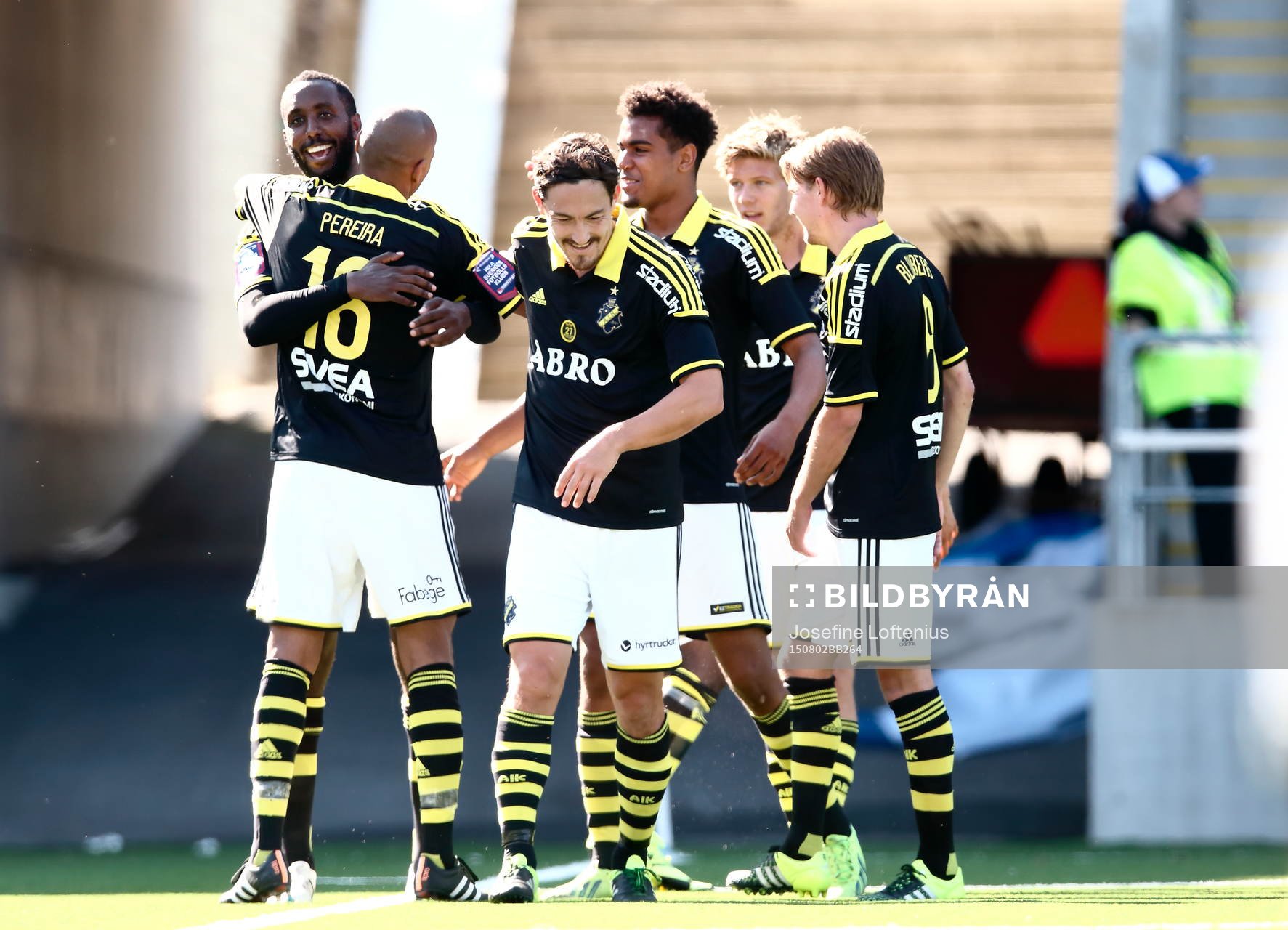 AIK:s Henok Goitom kramar om AIK:s Alessandro Pereira och firar med laget under fotbollsmatchen i Allsvenskan mellan Norrköping och AIK den 02 augusti 2015 i Norrköping.