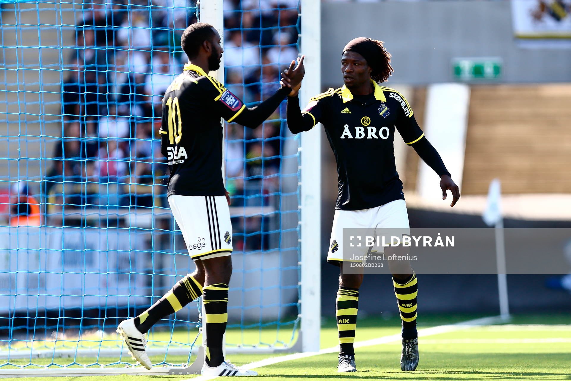 s Henok Goitom och AIK:s Mohamed Bangura