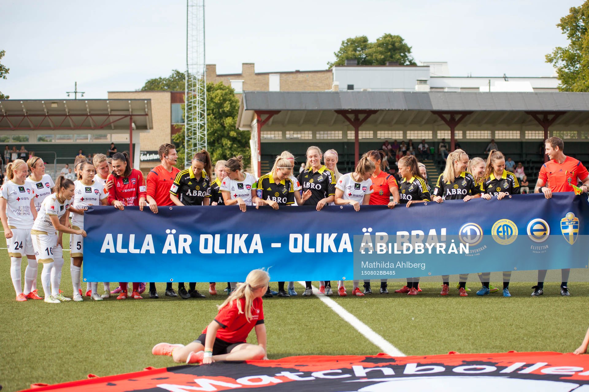 FC Rosengårds och AIKs spelare ställer upp med banderoll