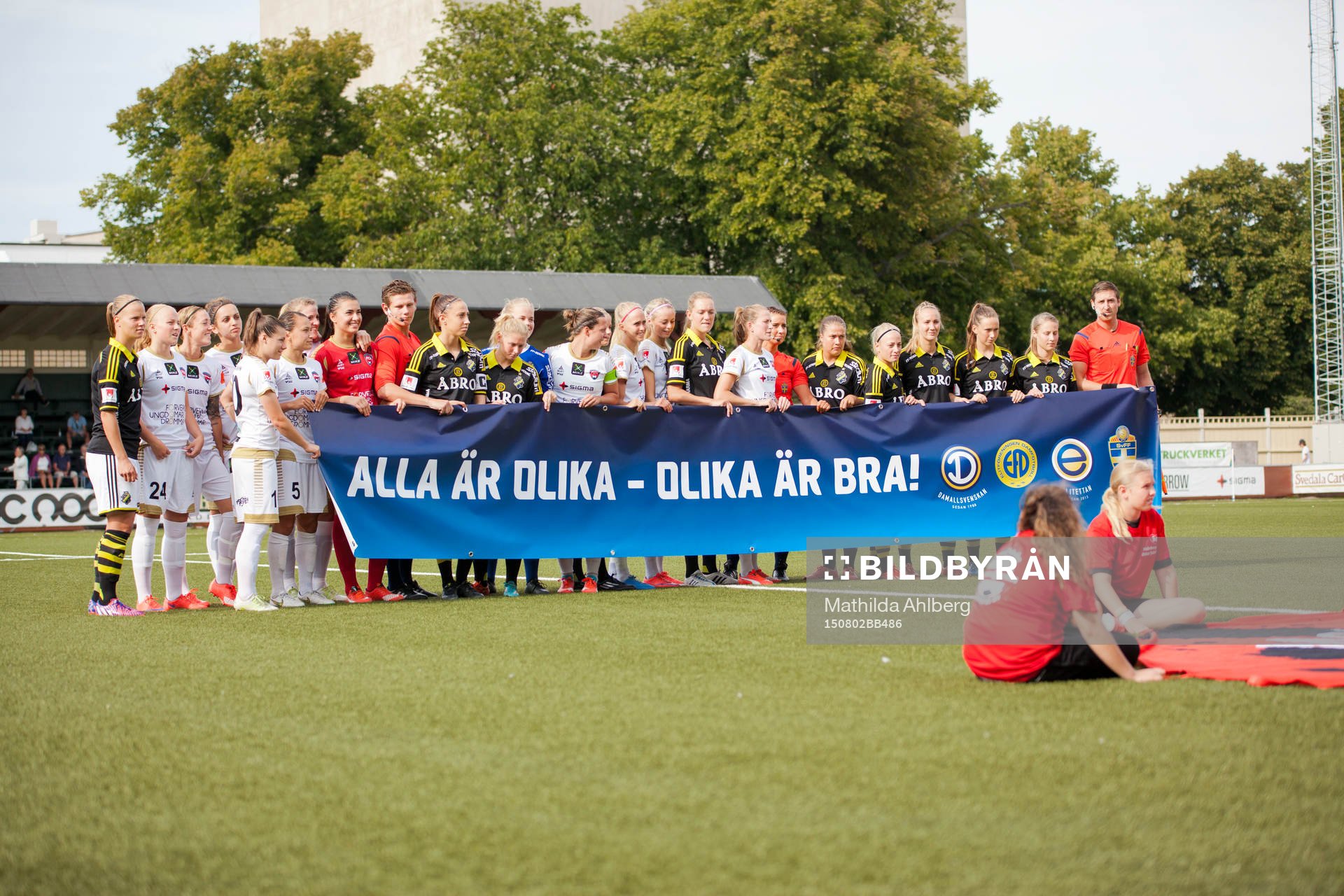 FC Rosengårds och AIKs spelare ställer upp med banderoll