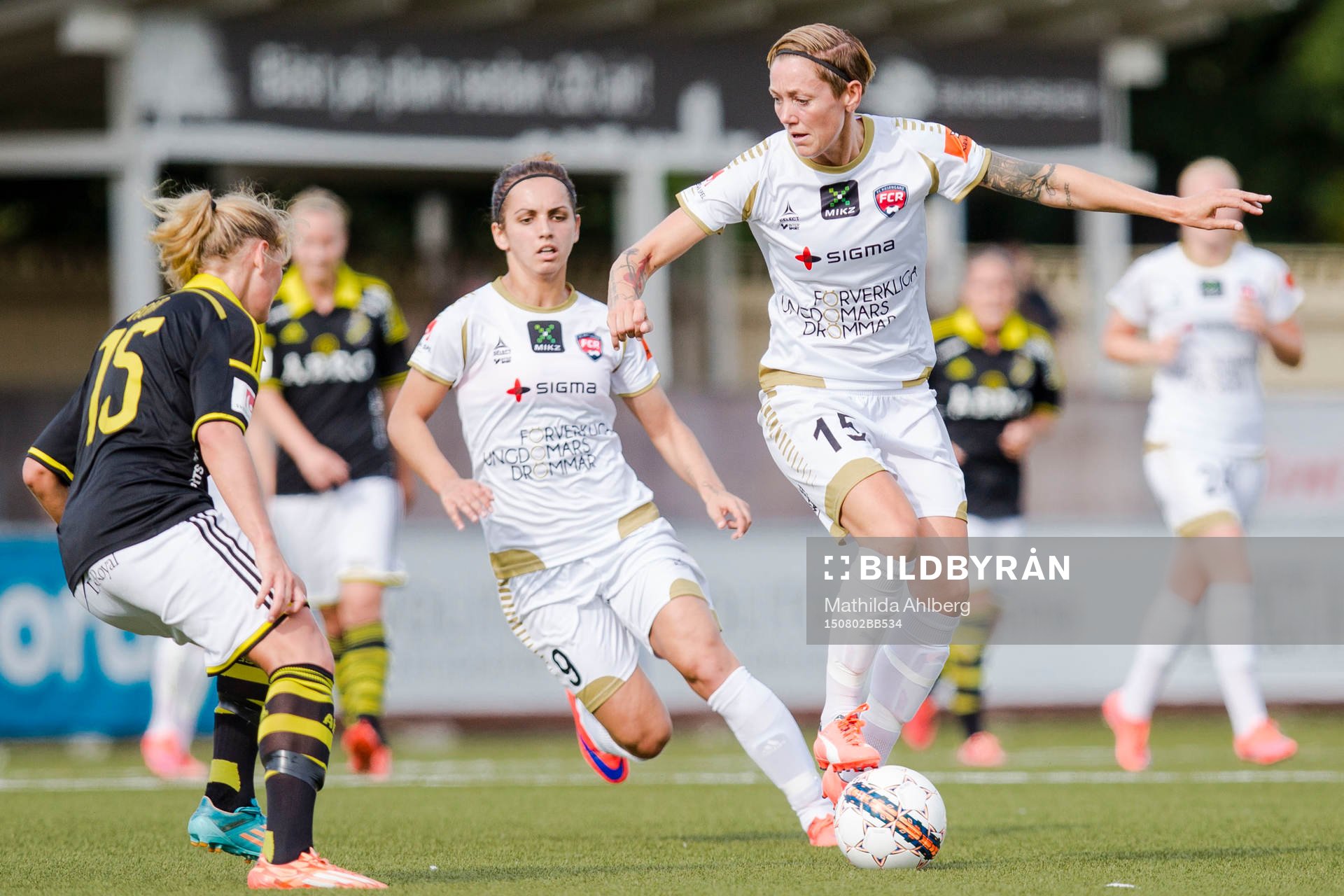 FC Rosengårds Therese Sjögran dribblar med bollen