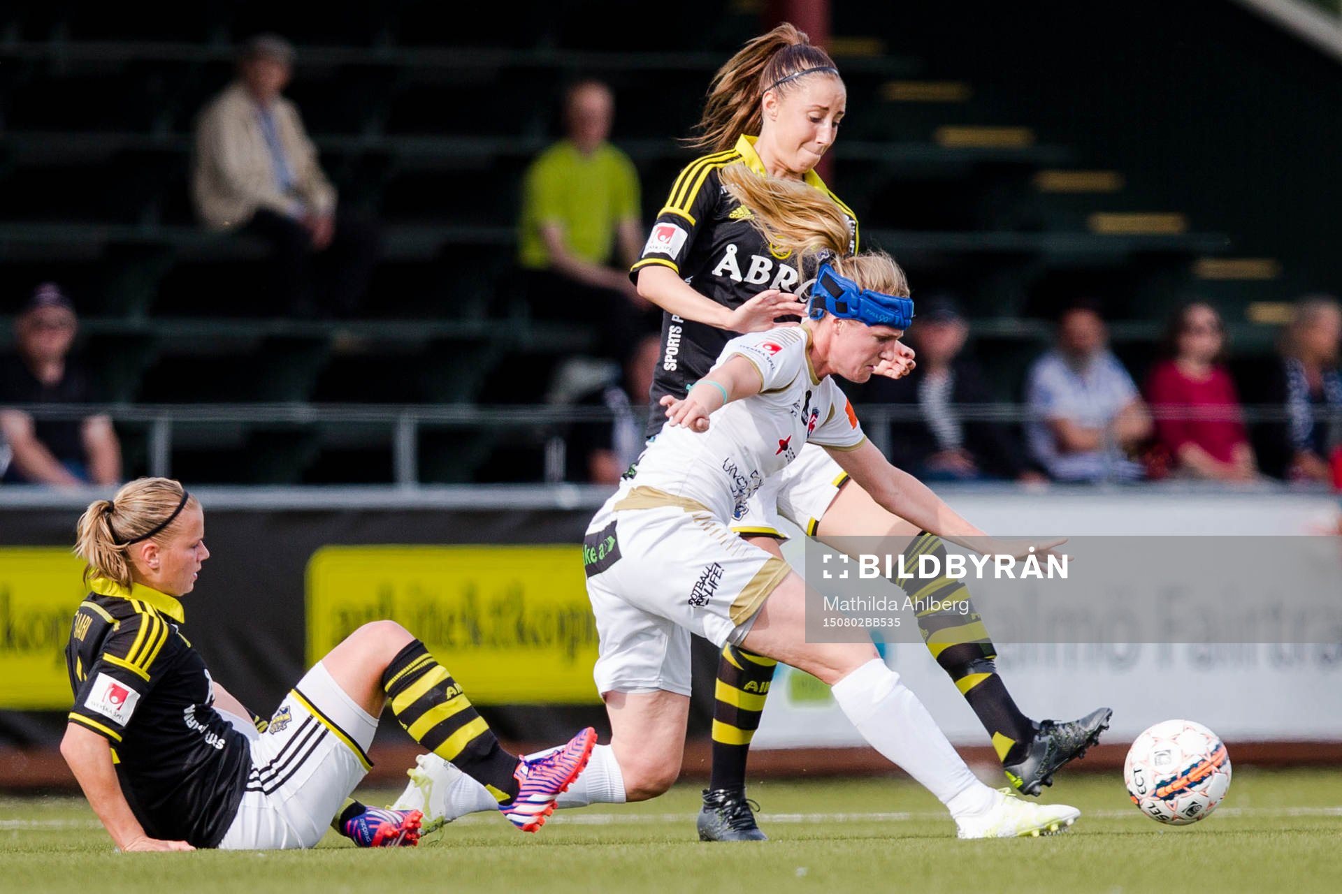 AIKs Petra Andersson försöker stoppa FC Rosengårds