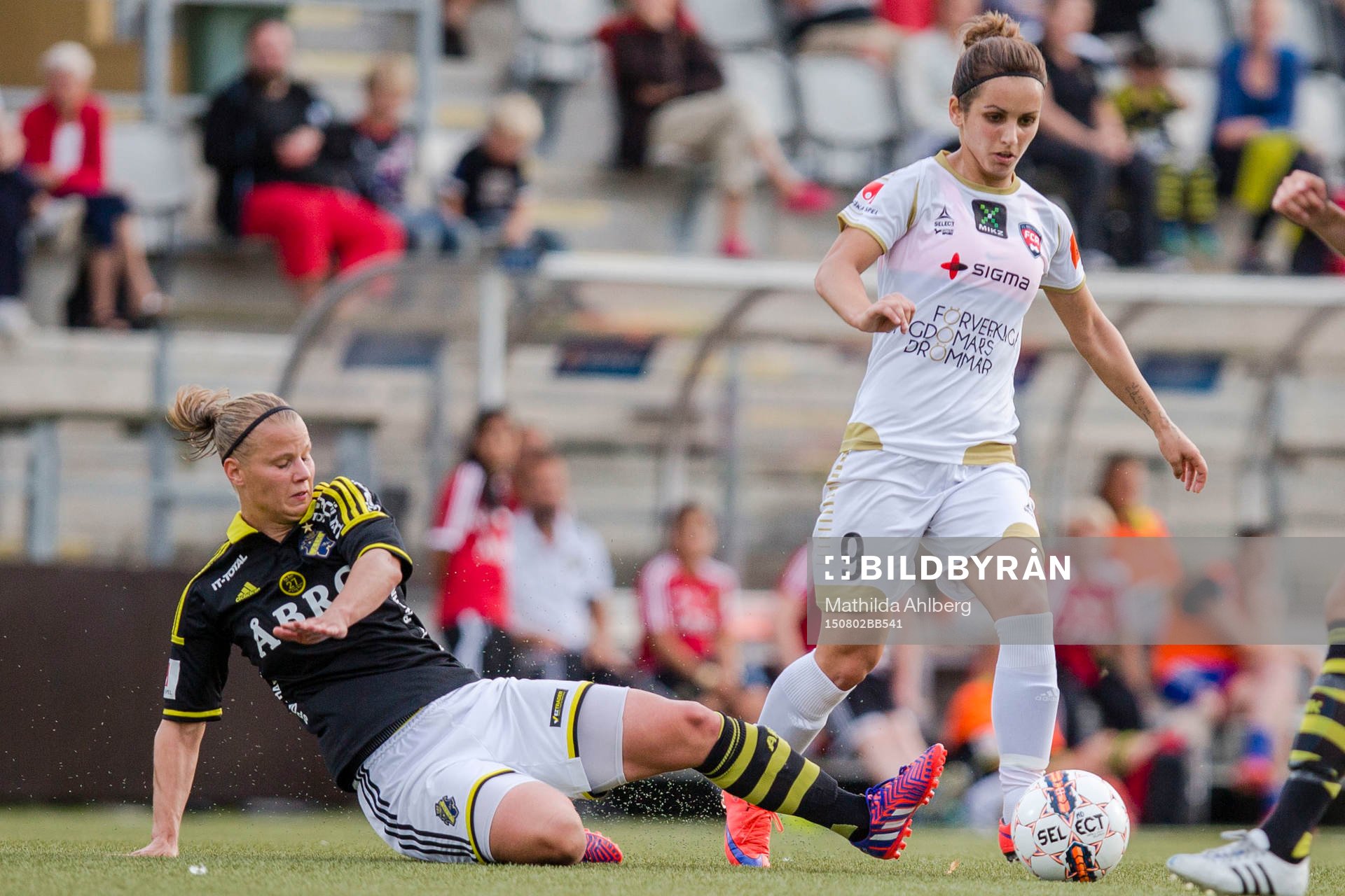 AIKs Maija Saari försöker stoppa FC Rosengårds Natasa