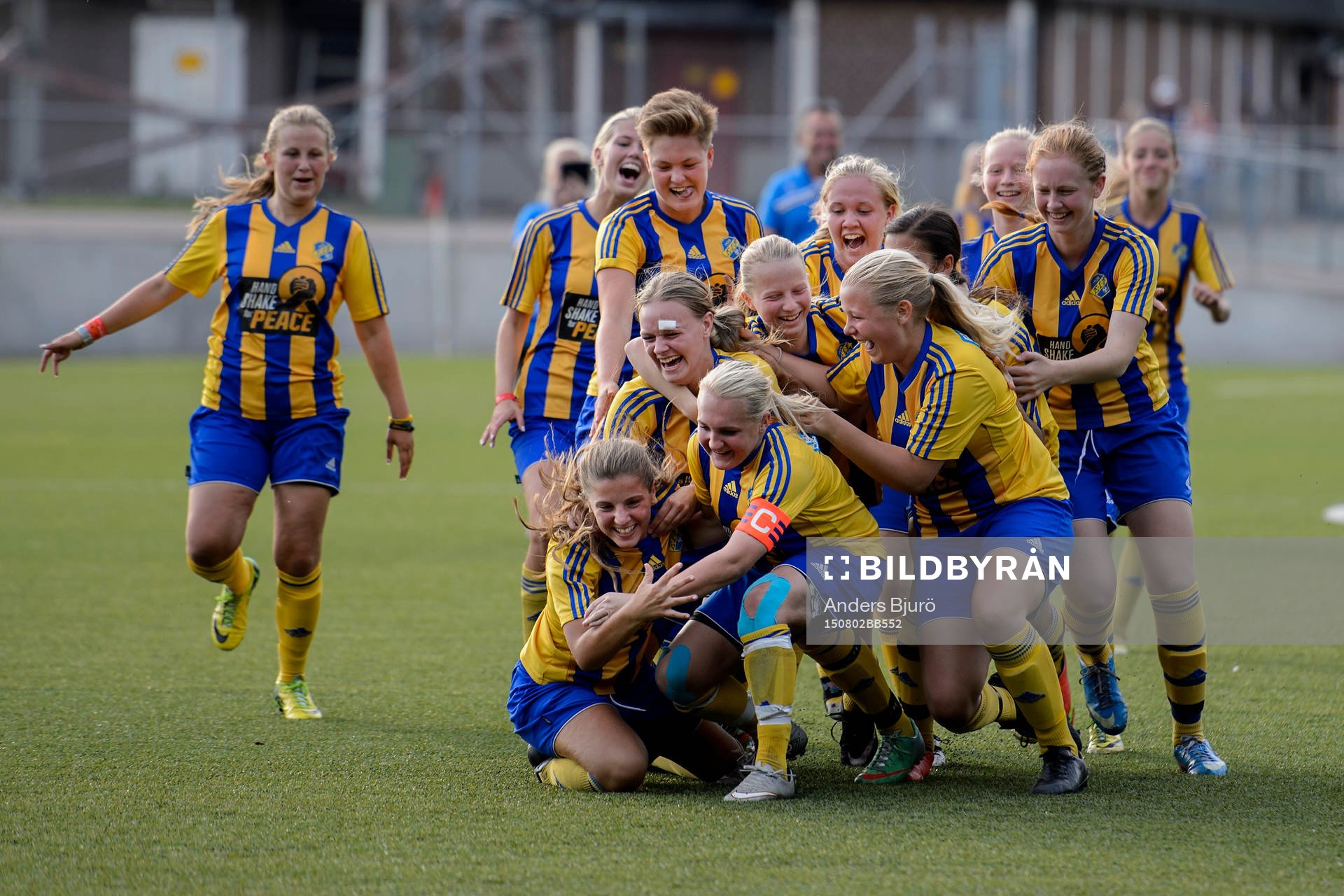 Eskilsminne jublar efter vinsten på straffar i  fotbollsmatchen i Eskilscupen flickor F16 mellan Eskilsminne och Bergdalen den 2 augusti 2015 i Helsingborg.
