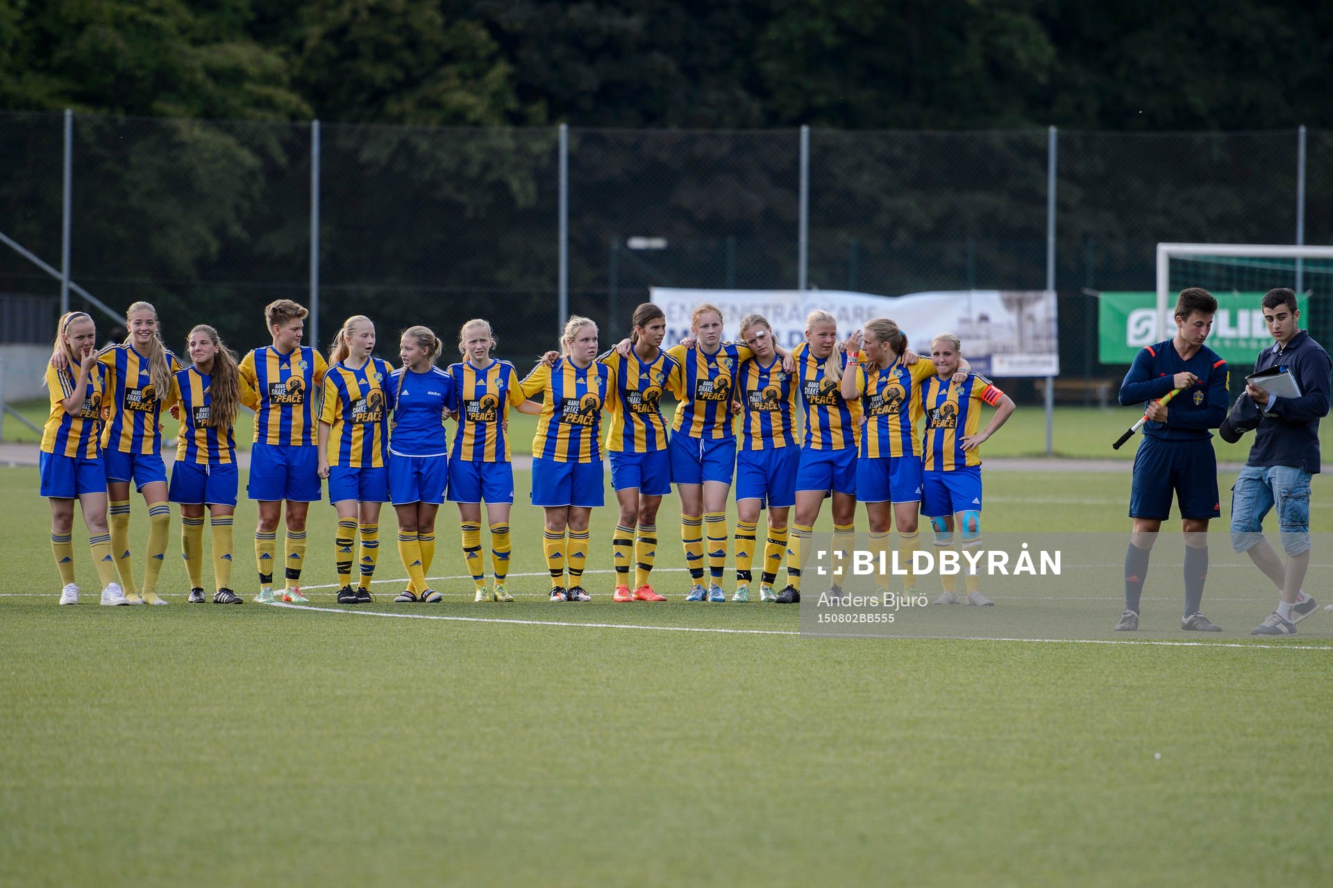 Eskilsminnes spelare uppställda i mittcirkeln