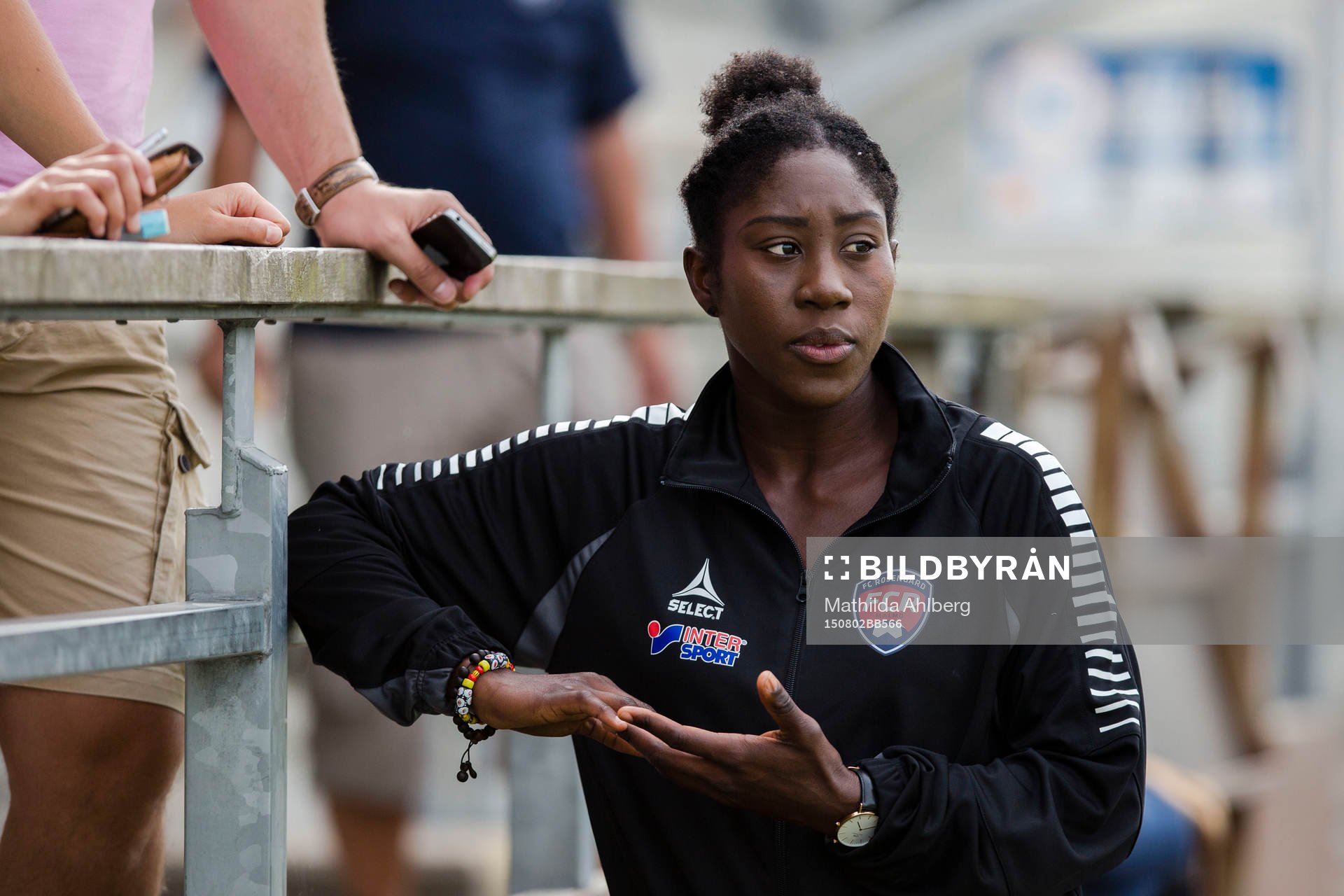 FC Rosengårds Anita Asante pratar med publiken