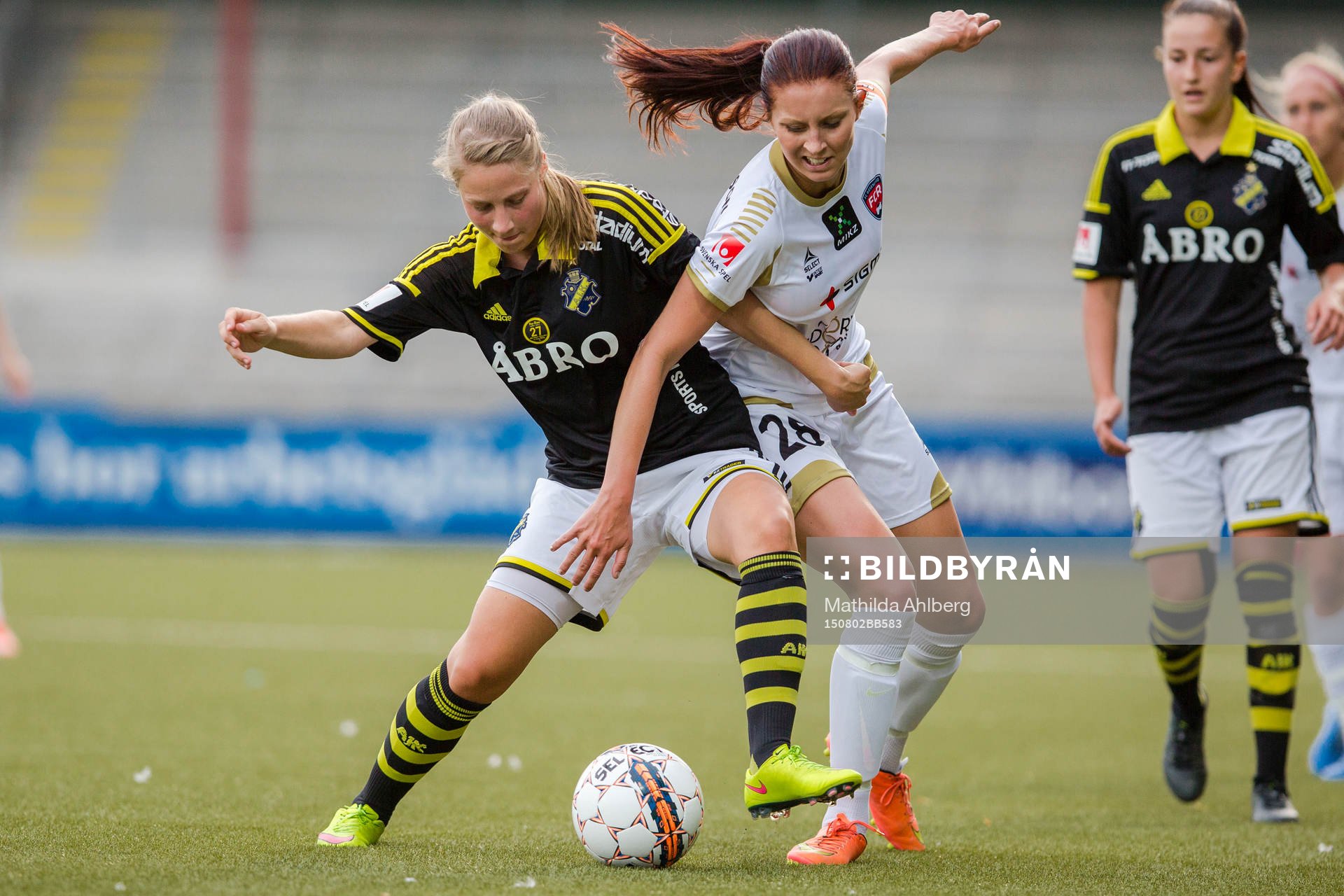 AIKs Madeleine Rohr i närkamp om bollen med FC Rosengårds Malin Gunnarsson under fotbollsmatchen i Damallsvenskan mellan FC Rosengård och AIK den 2 Augusti 2015 i  Malmö.