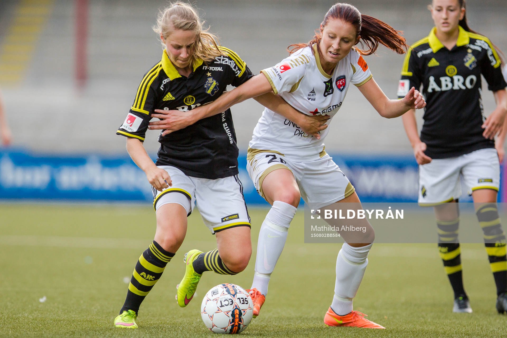 AIKs Madeleine Rohr i närkamp om bollen med FC Rosengårds
