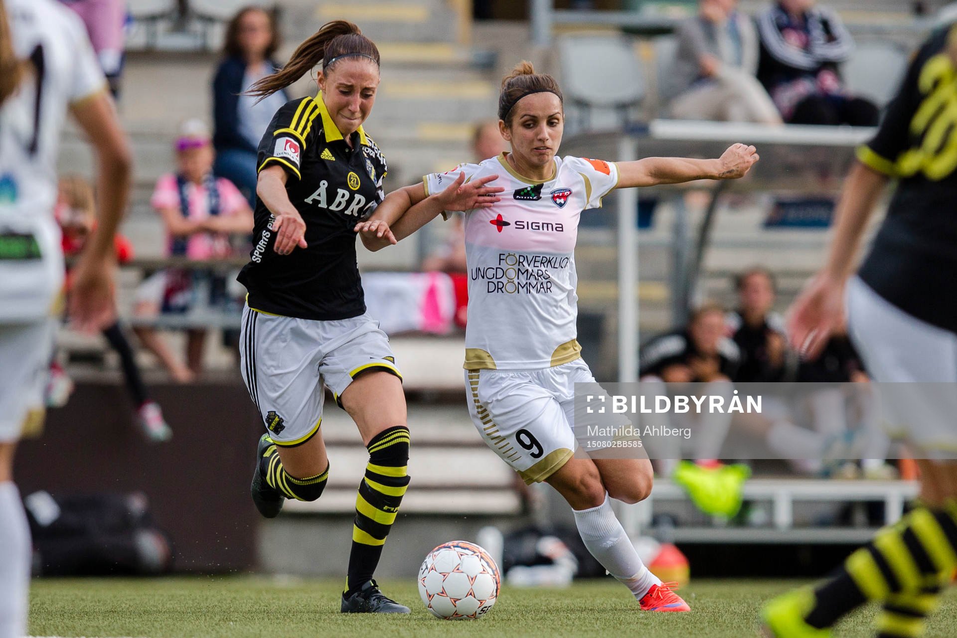 AIKs Petra Andersson och FC Rosengårds Natasa Andonova i