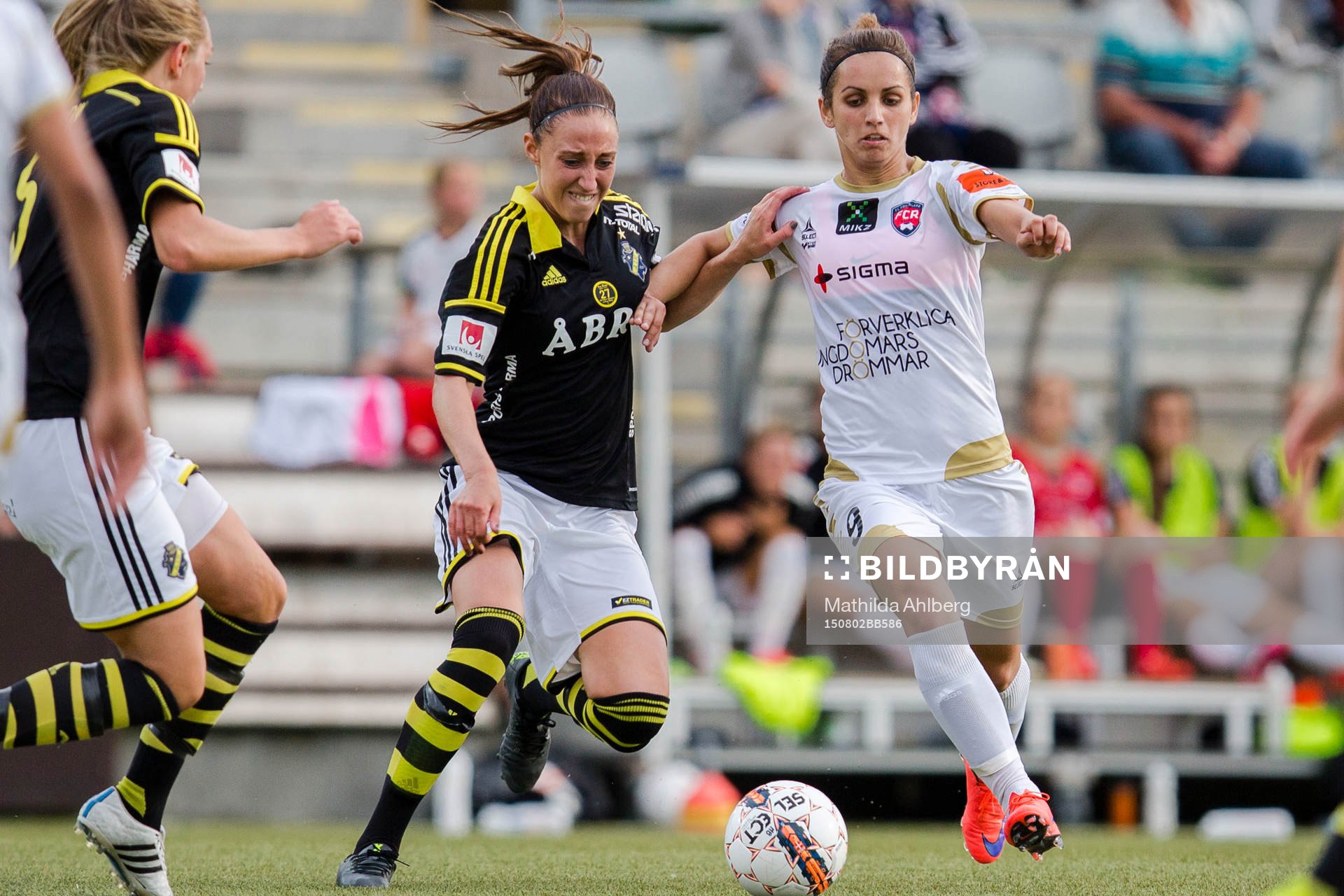 AIKs Petra Andersson och FC Rosengårds Natasa Andonova i
