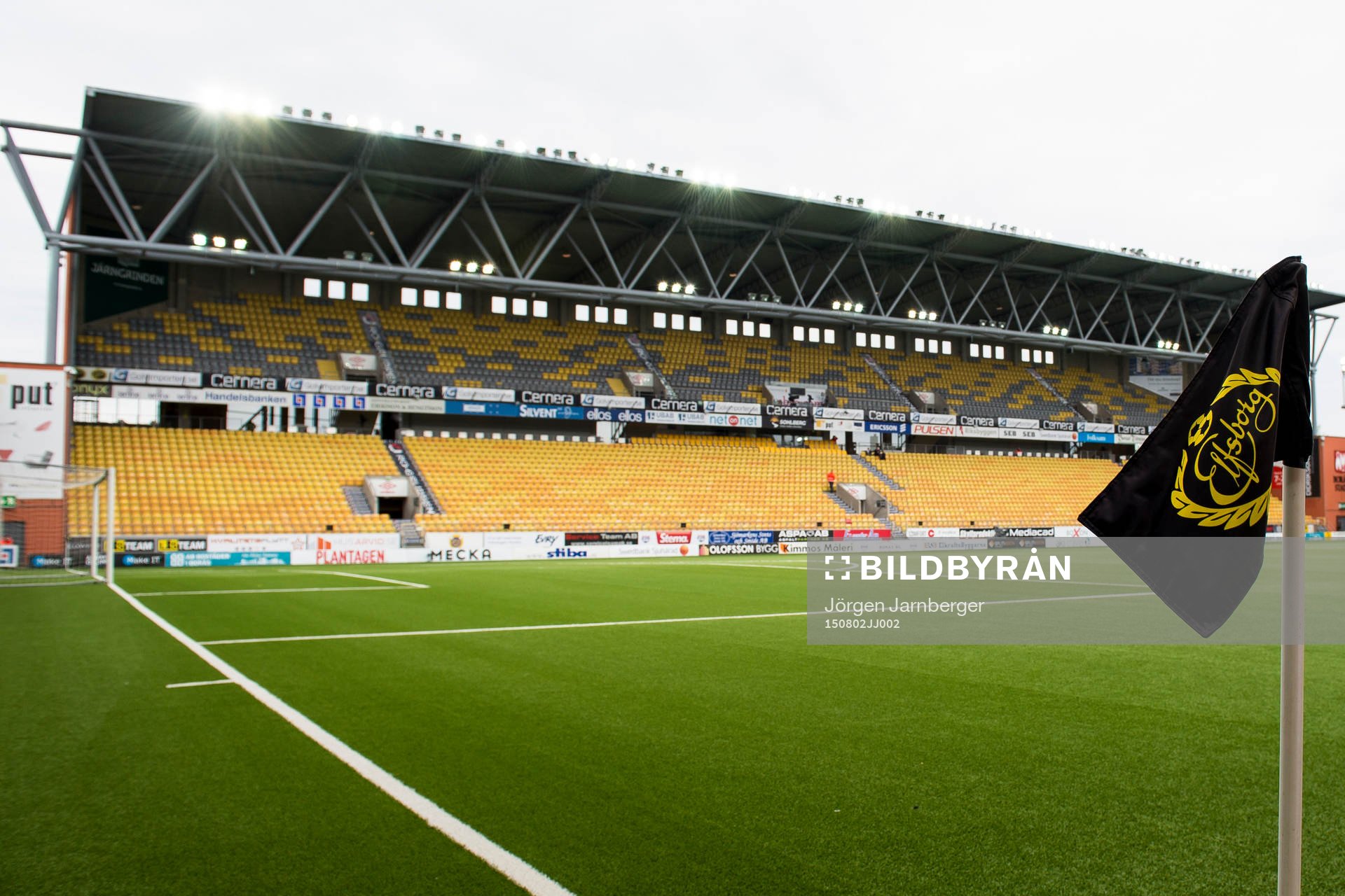 Hörnflagga med Elfsborgs klubbmärke innan en