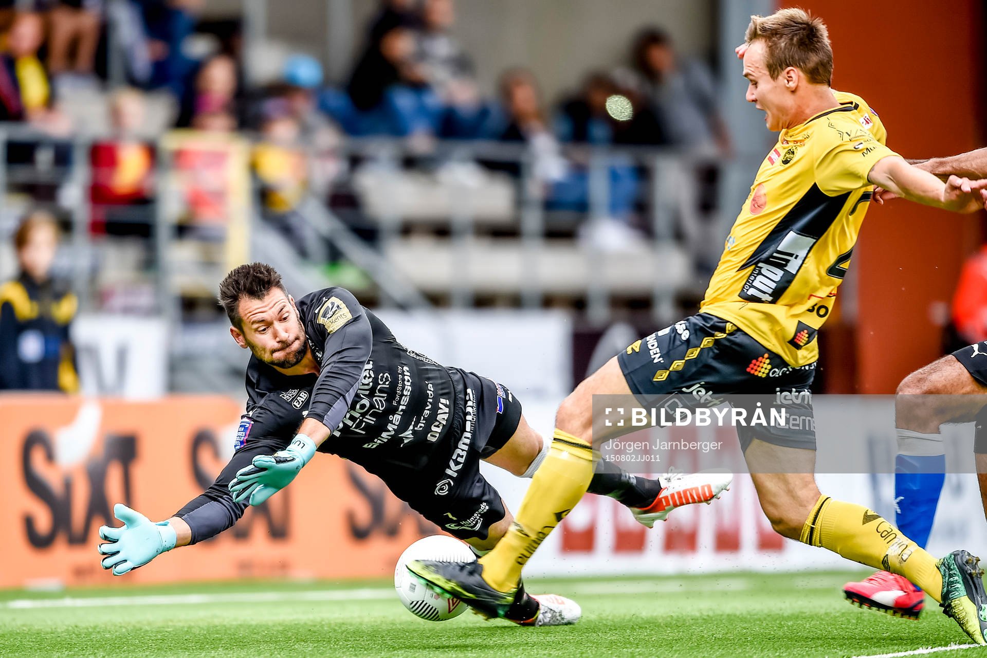 Elfsborgs Viktor Prodell gör 1-0 bakom Örebros målvakt