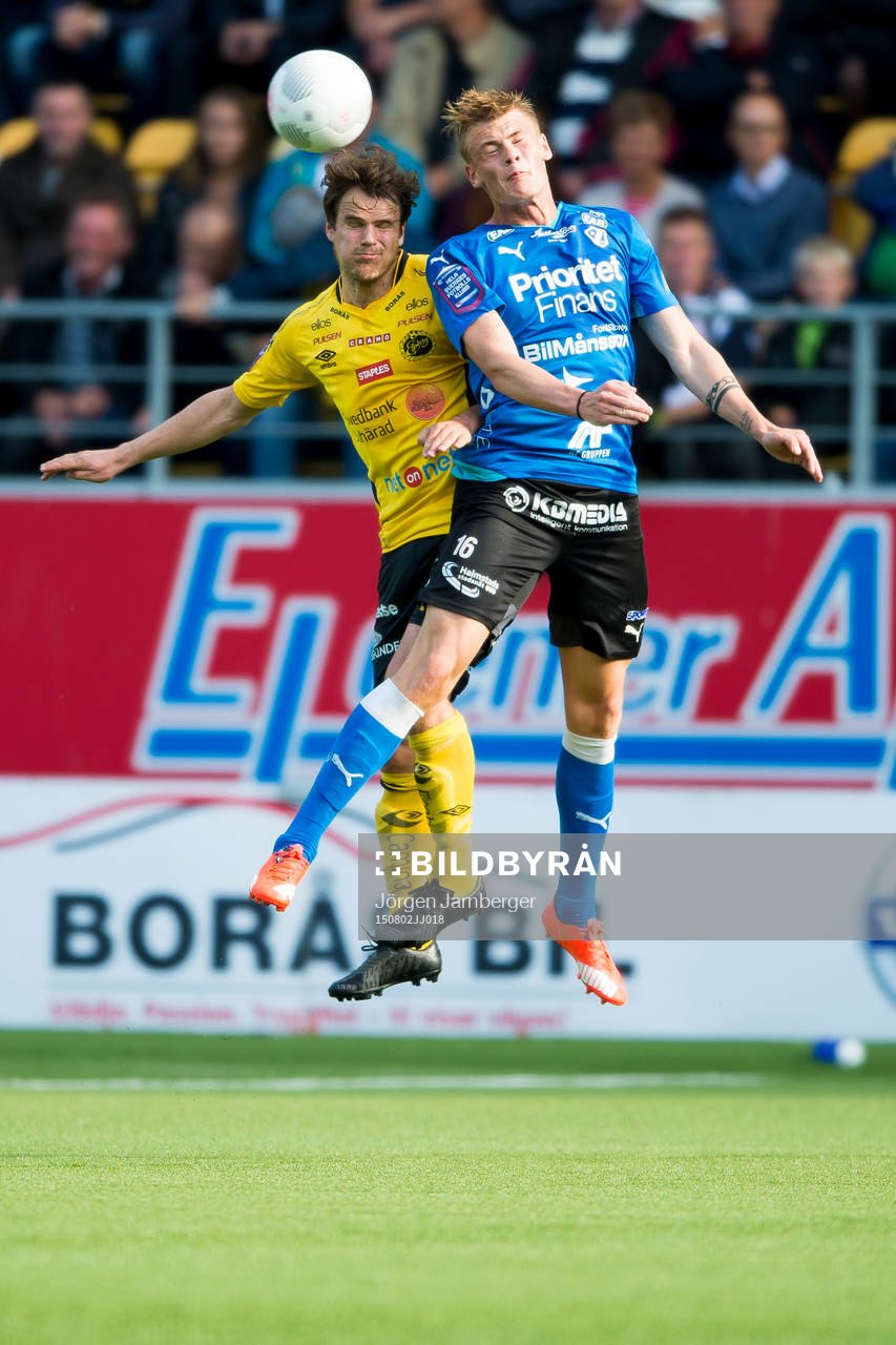 Kamp mellan Halmstads Eric Smith och Elfsborgs Henning