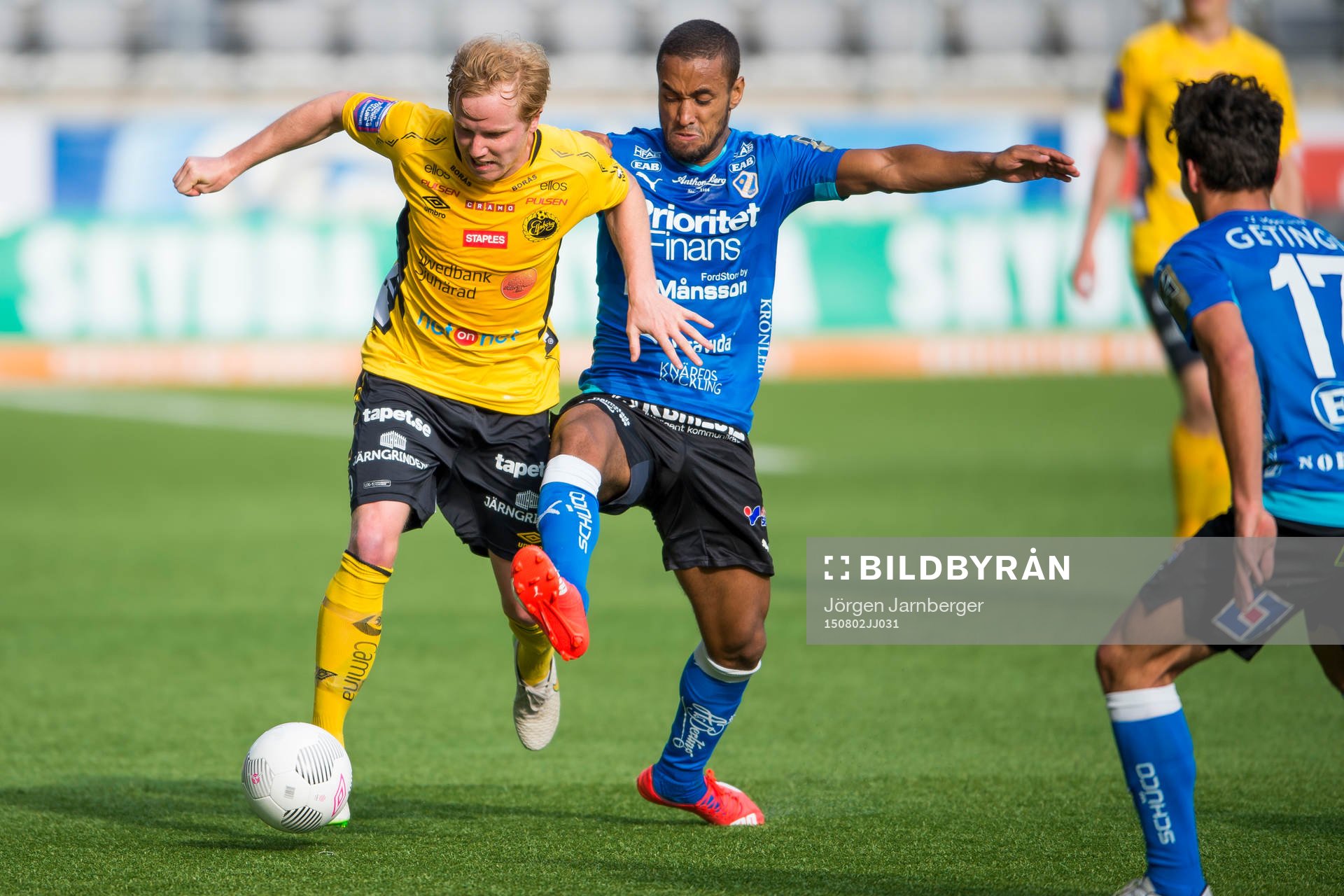 Elfsborgs Simon Lundevall och Halmstads Junes Barny i kamp