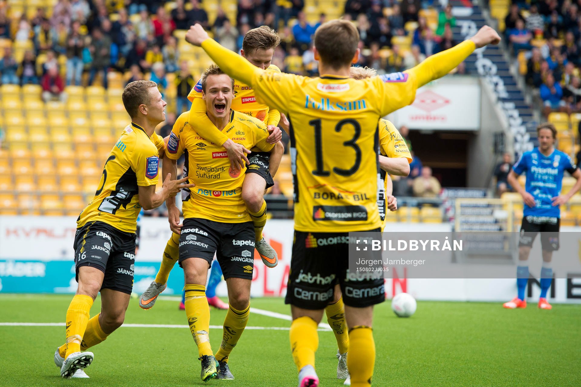 Elfsborgs Viktor Prodell kramas om av Viktor Claesson och Adam Lundqvist efter att gjort 2-0 under en fotbollsmatch i Allsvenskan mellan Elfsborg och Halmstad den 2 augusti 2015 i Borås.