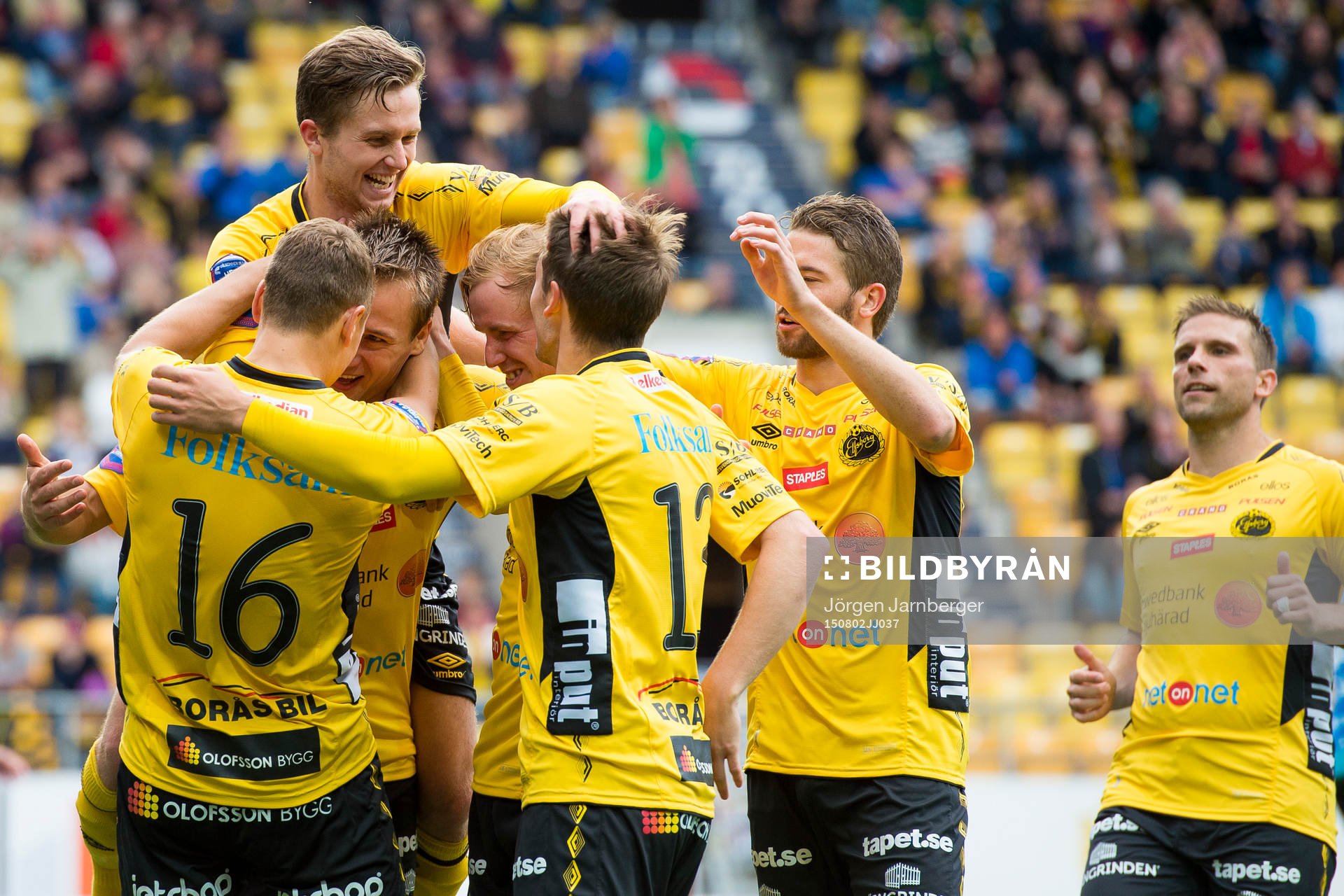 Elfsborgs Viktor Prodell (skymd i bild) kramas om