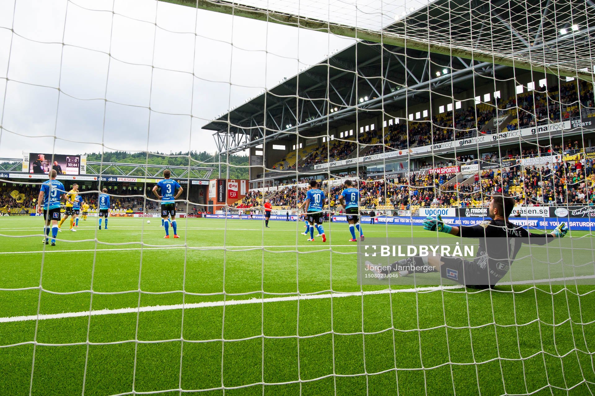 Halmstads målvakt Stojan Lukic (rygg mot kameran) slår ut