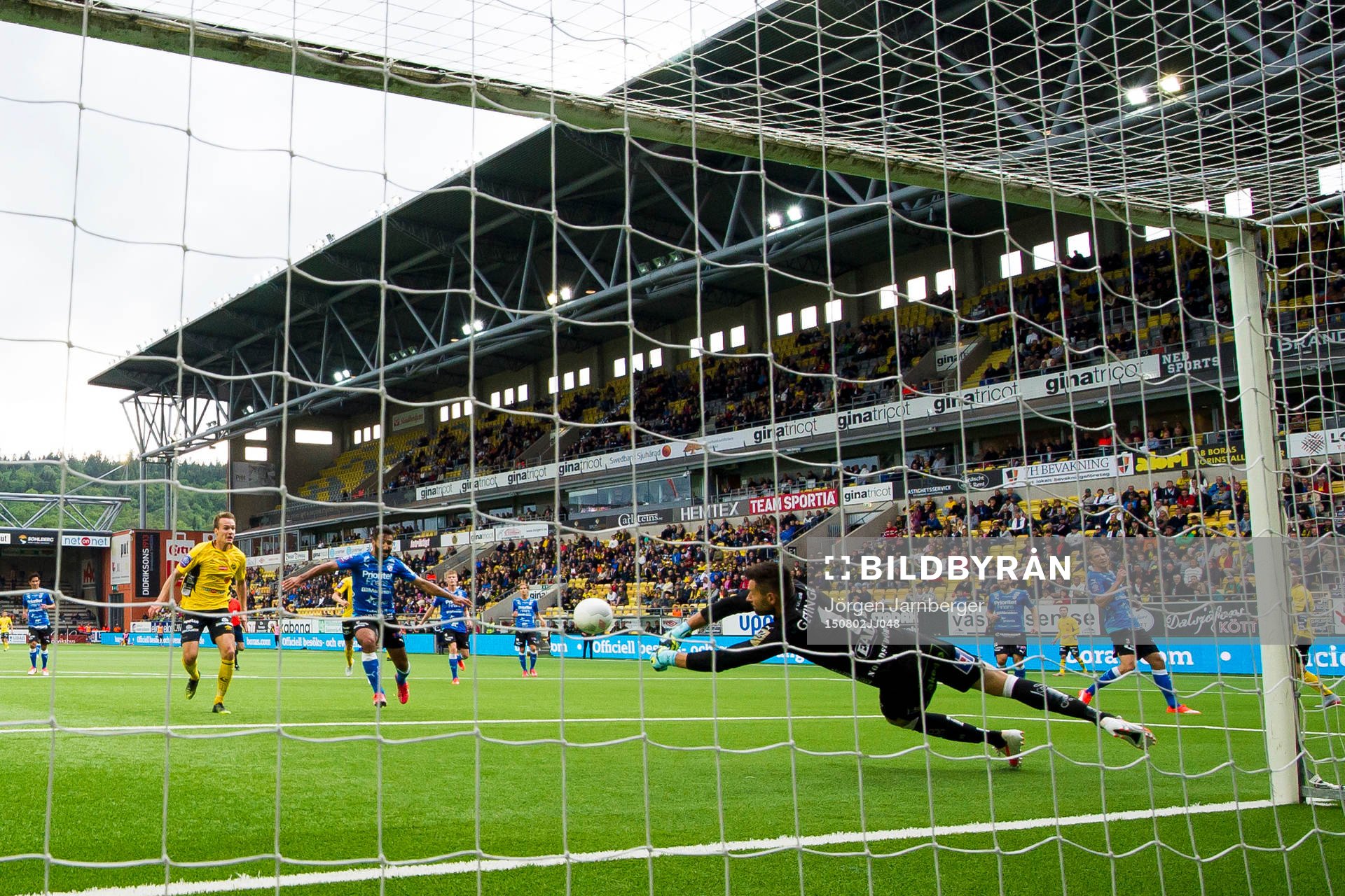 Halmstads målvakt Stojan Lukic räddar skott