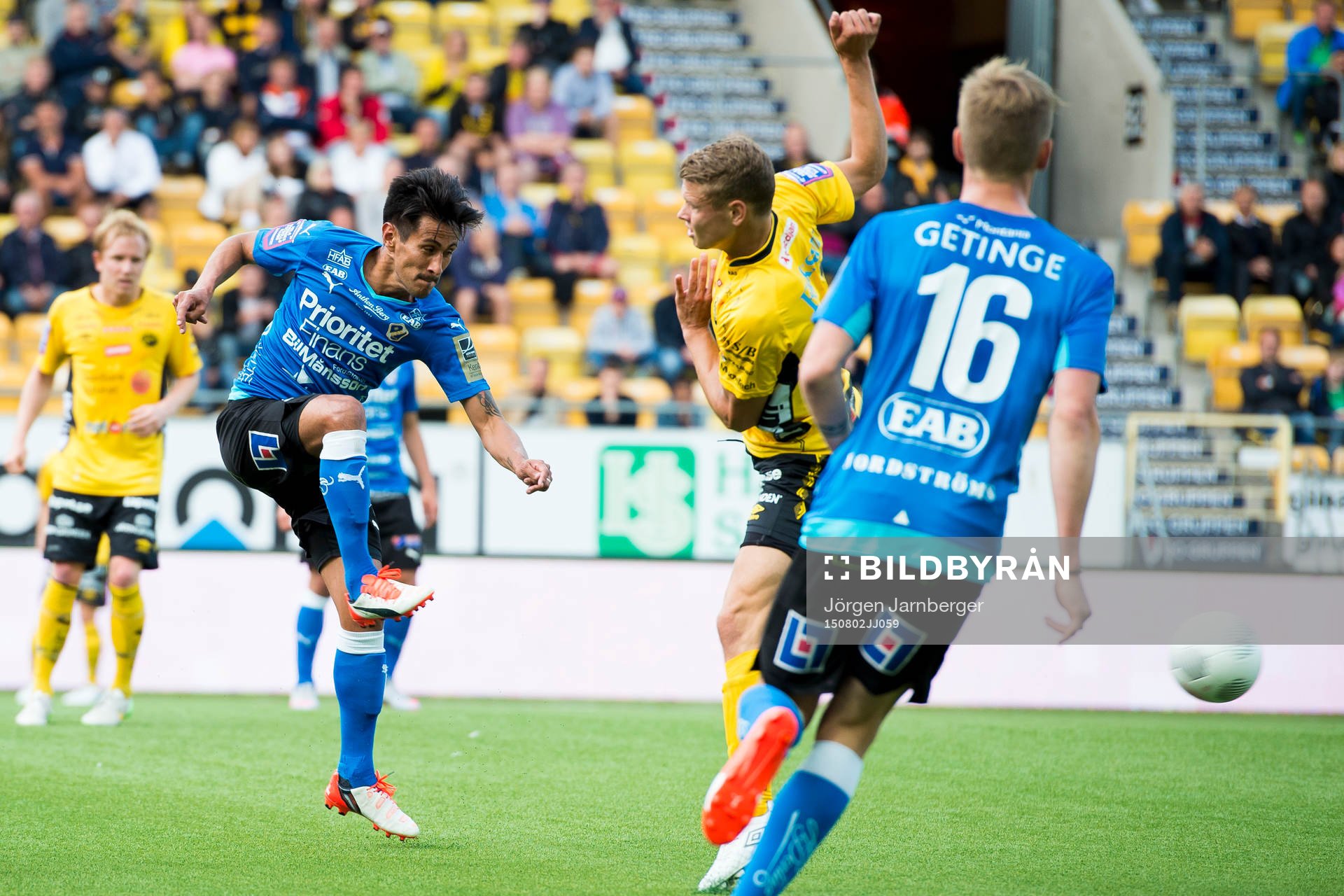 Halmstads Antonio Rojas skjuter bollen förbi Elfsborgs