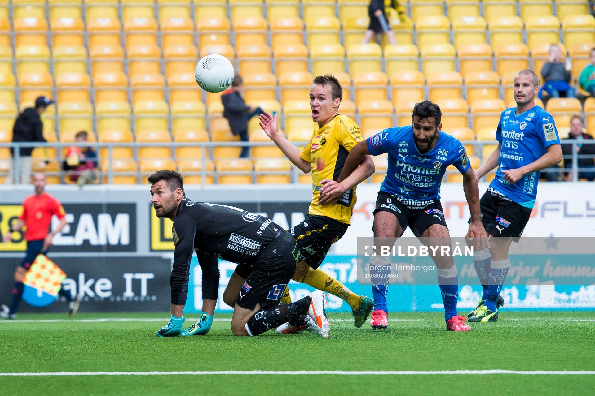 Elfsborgs Viktor Prodell ser bollen gå utanför i kamp med Halmstads målvakt Stojan Lukic och Mohammed Ali Khan under en fotbollsmatch i Allsvenskan mellan Elfsborg och Halmstad den 2 augusti 2015 i Borås.