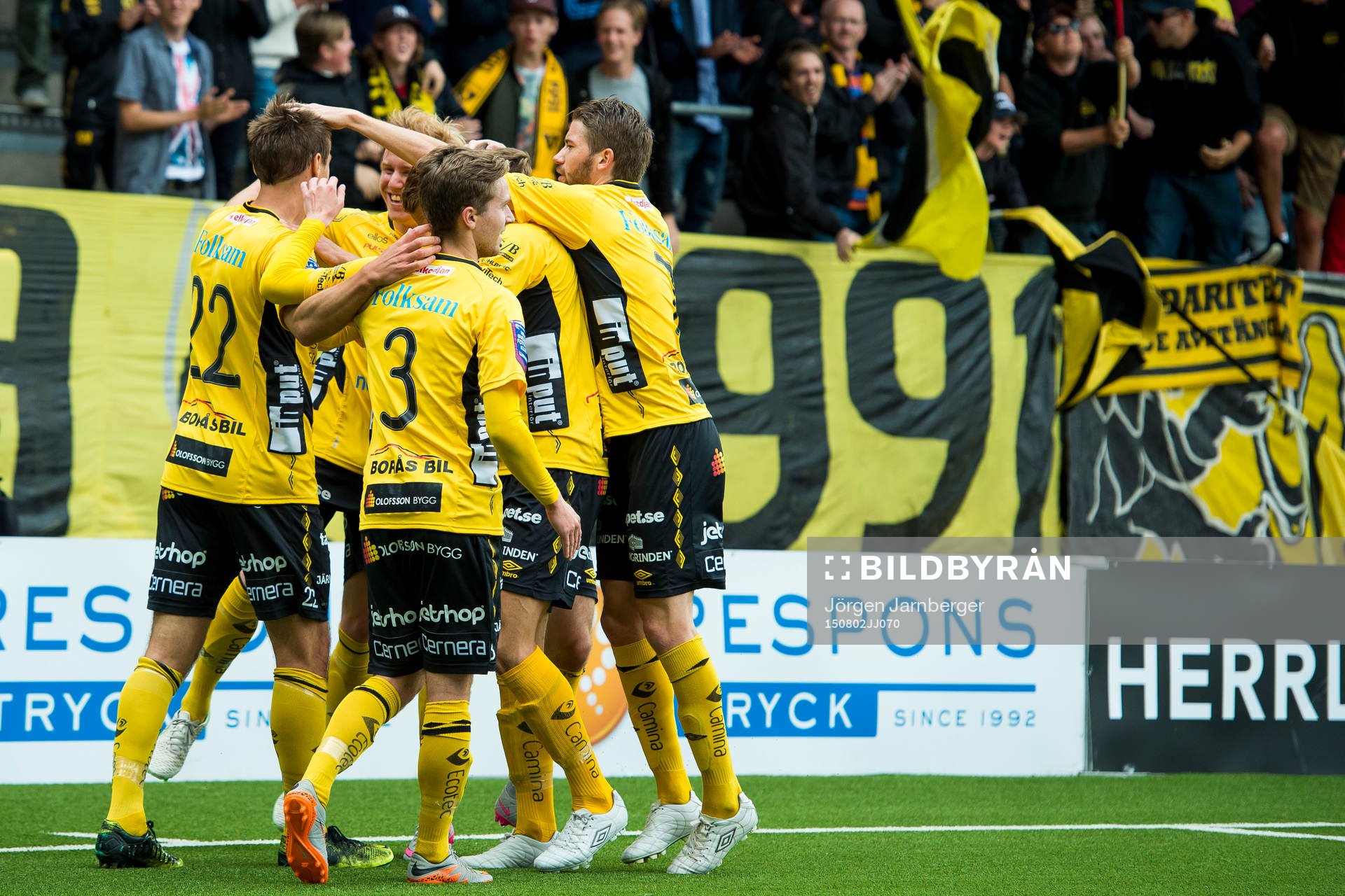 Elfsborgs spelare jublar efter att Viktor Prodell (vänster i bild) gjort 1-0 under en fotbollsmatch i Allsvenskan mellan Elfsborg och Halmstad den 2 augusti 2015 i Borås.