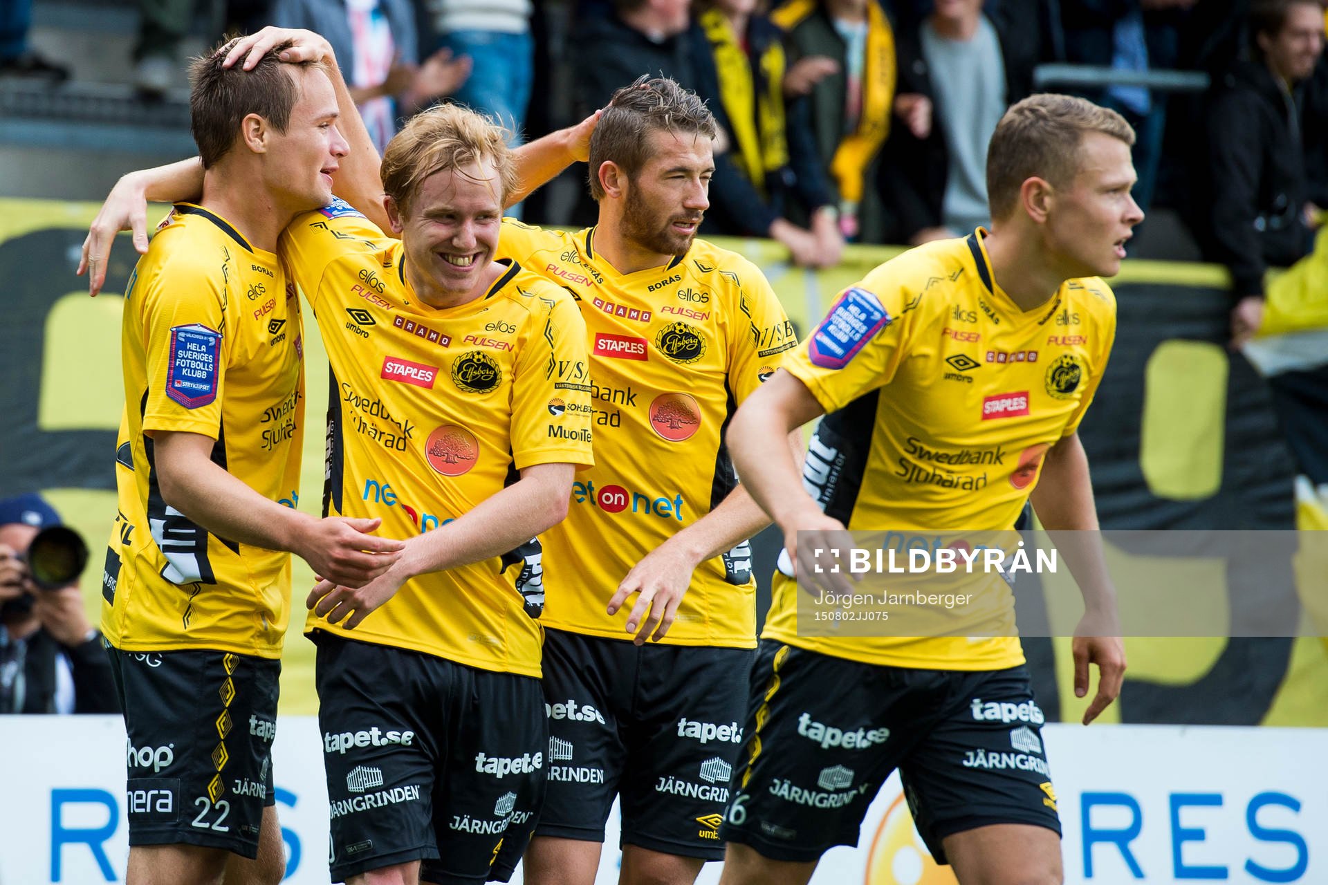 Elfsborgs Viktor Prodell klappas om av Simon Lundevall,