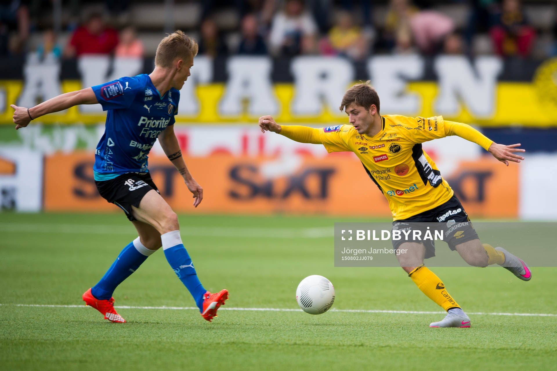 Elfsborgs Arber Zeneli tar sig förbi Halmstads Eric Smith