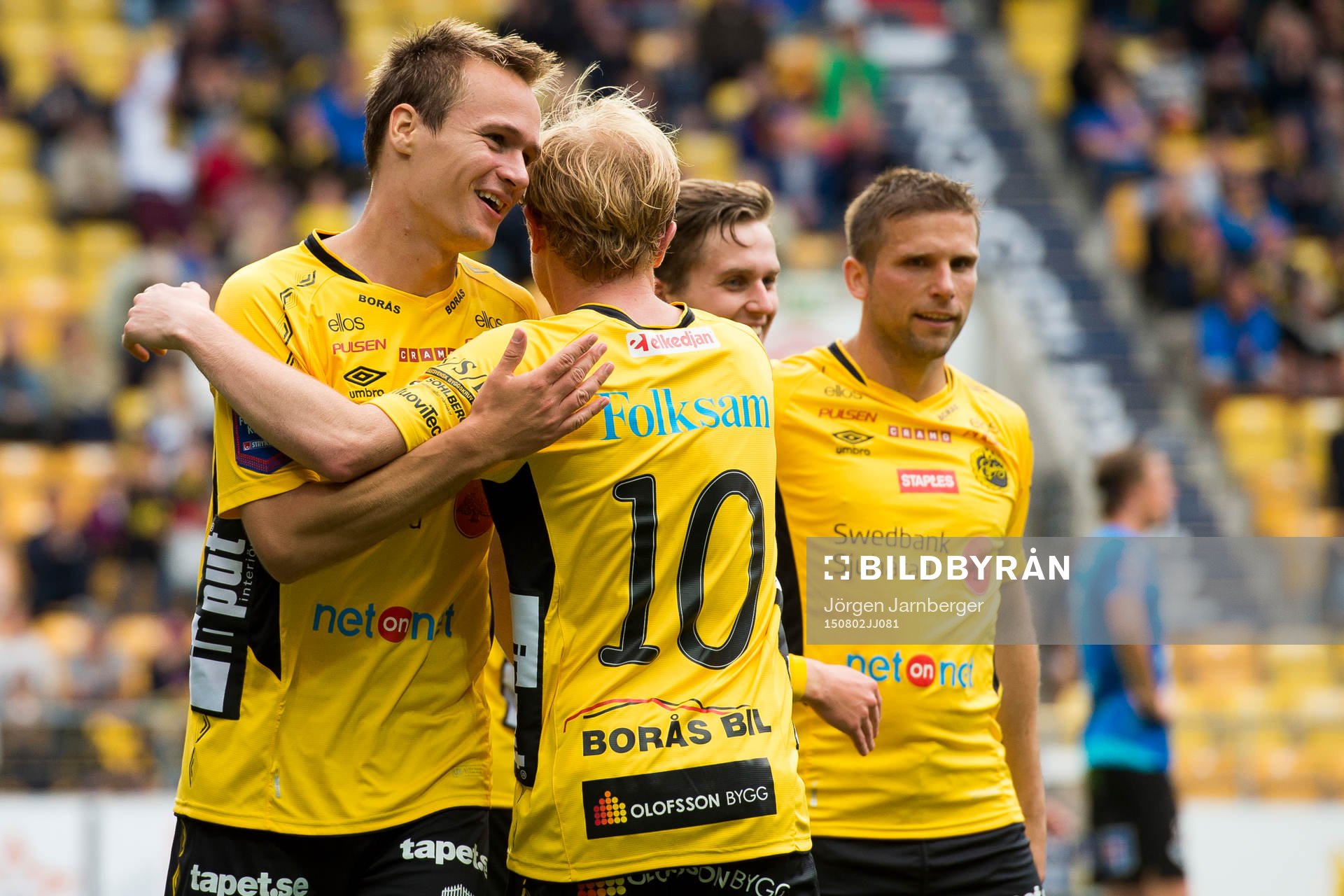 Elfsborgs Viktor Prodell klappas om av Simon Lundevall (rygg mot kameran) efter att gjort 2-0 under en fotbollsmatch i Allsvenskan mellan Elfsborg och Halmstad den 2 augusti 2015 i Borås.