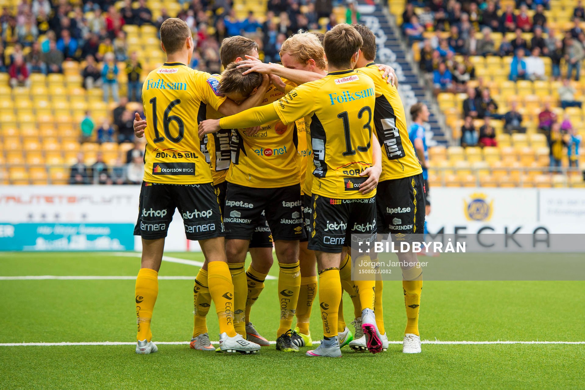 Elfsborgs Viktor Prodell (mitt i bild) klappas om