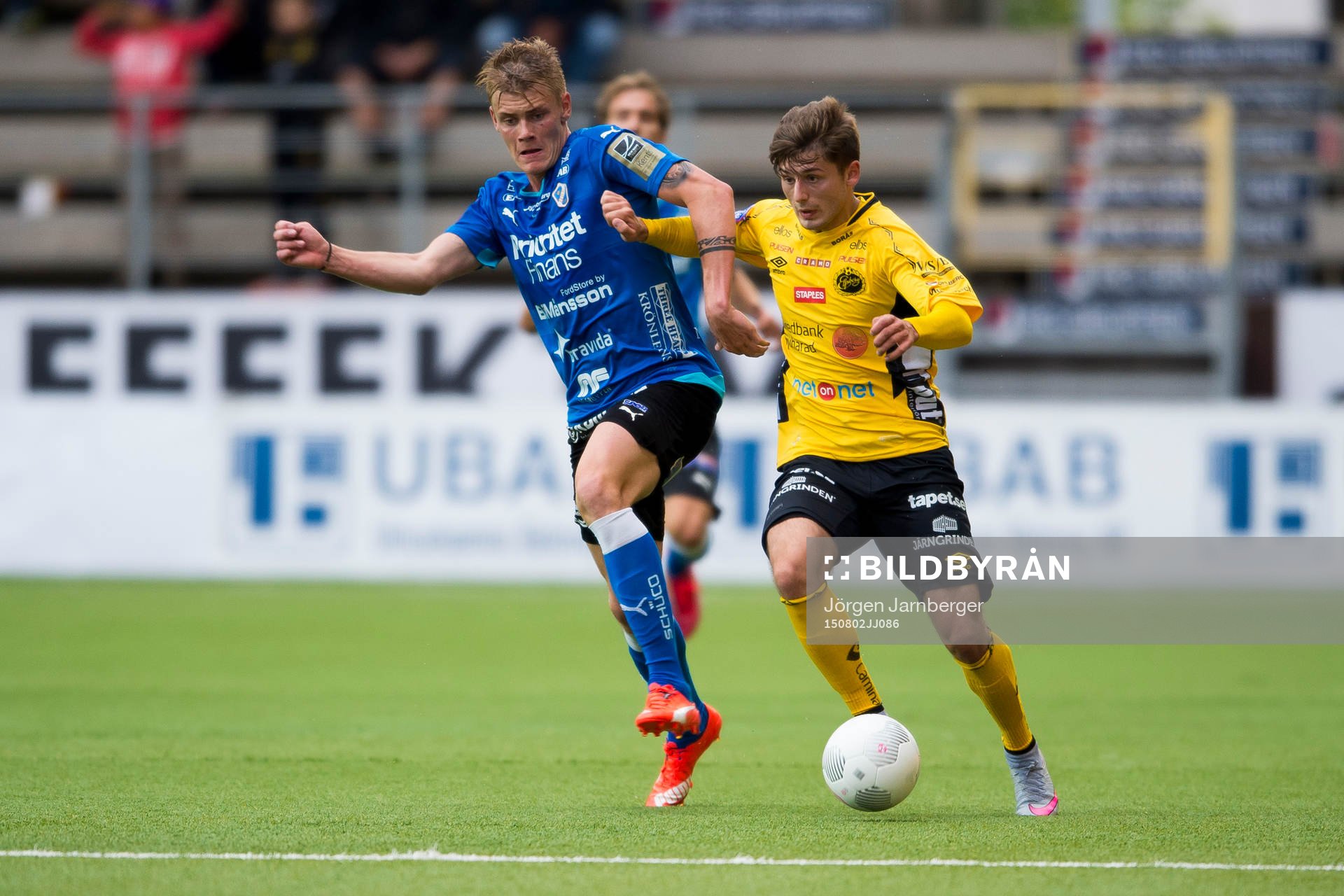 Elfsborgs Arber Zeneli och Halmstads Eric Smith