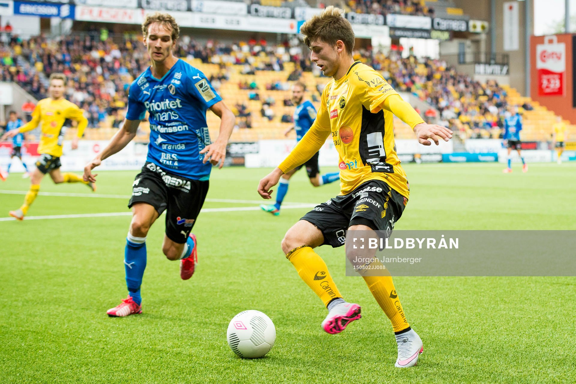 Elfsborgs Arber Zeneli och Halmstads Alexander Henningsson under en fotbollsmatch i Allsvenskan mellan Elfsborg och Halmstad den 2 augusti 2015 i Borås.