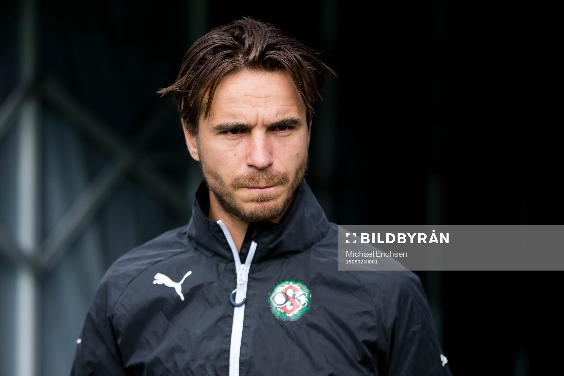 Örebros Nordin Gerzic på väg in till uppvärmningen