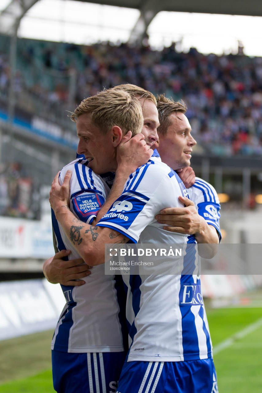 IFK Göteborgs Gustav Engvall blir omkramad av Sören Rieks
