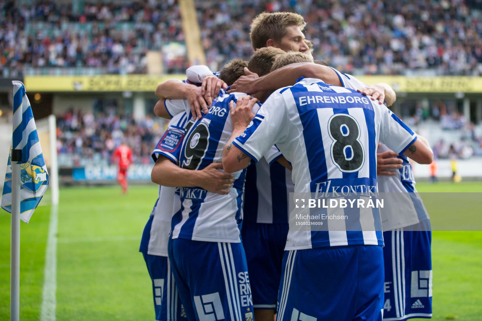 IFK Göteborgs Gustav Engvall blir omkramad