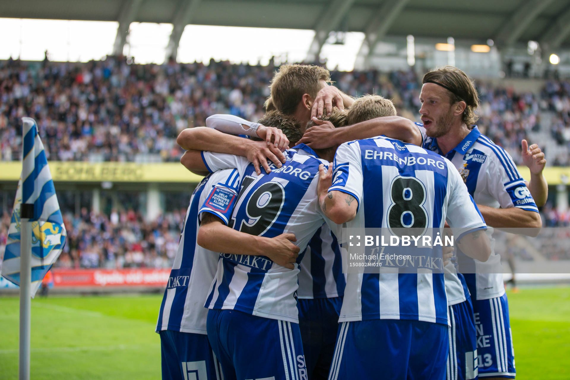 IFK Göteborgs Gustav Engvall blir omkramad