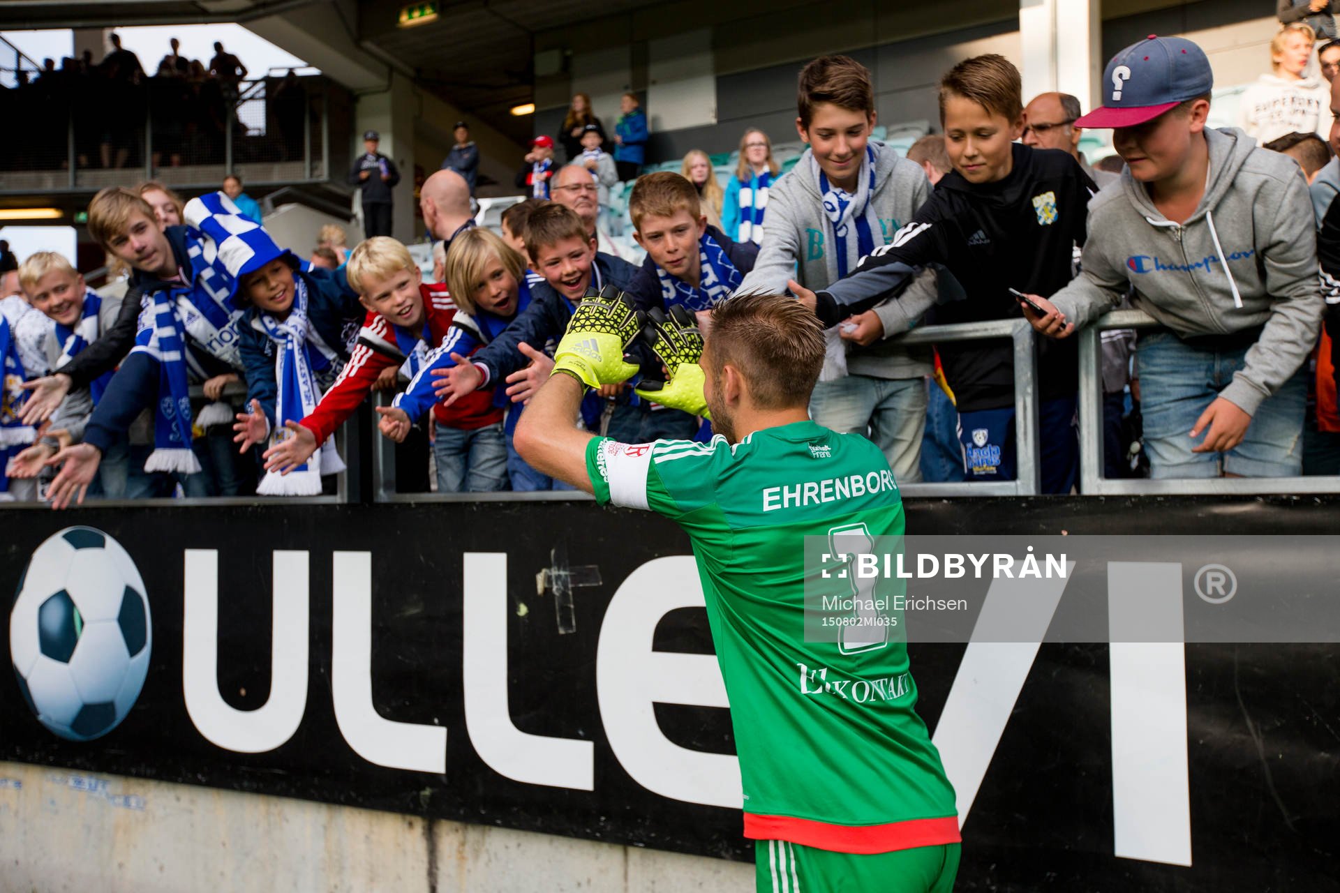 IFK Göteborgs målvakt John Alvbåge jublar ihop med Young